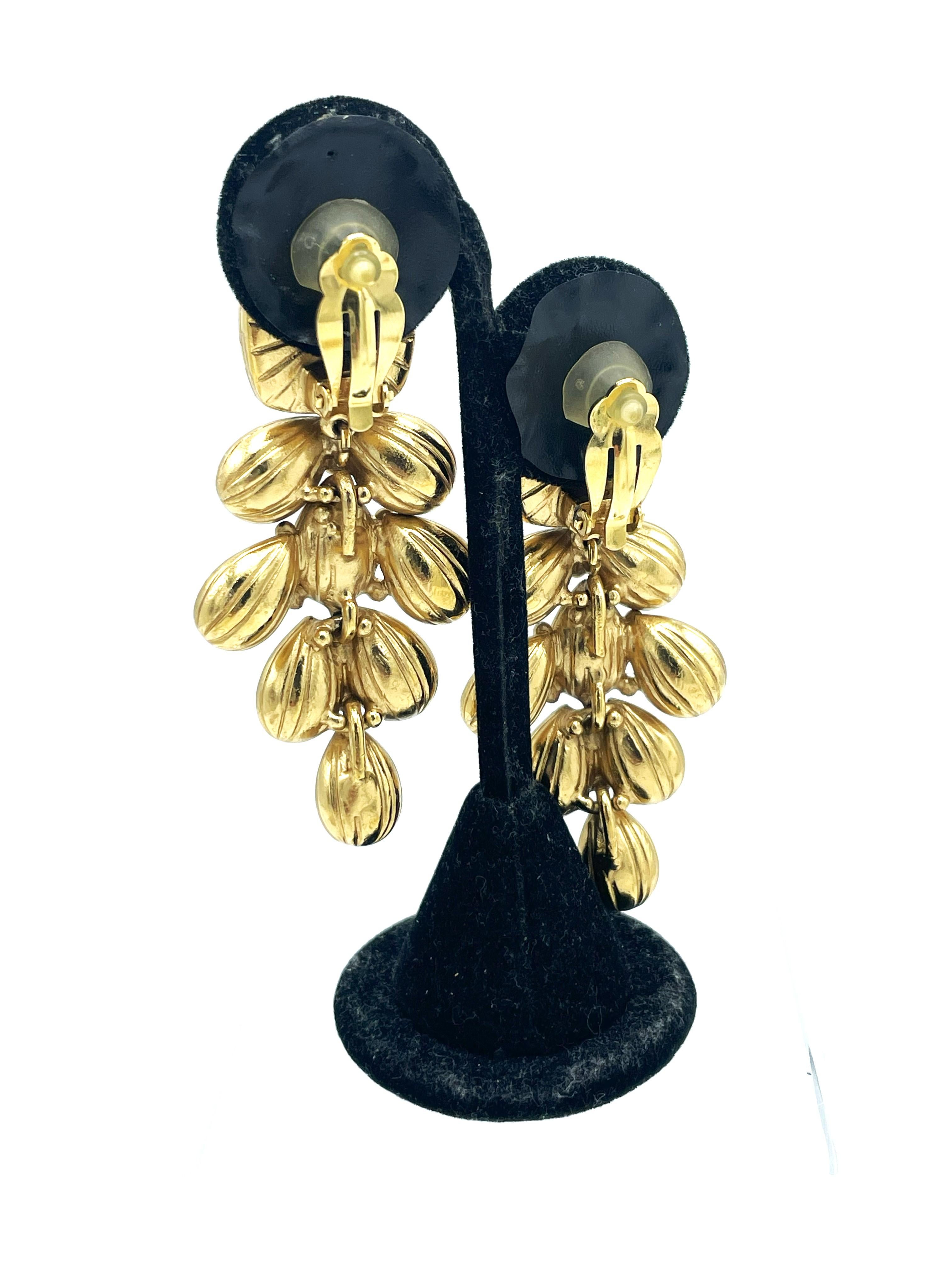 Clip-on earring from Robert Goossens Paris, Resin and rhinstones, gold plated In condizioni ottime in vendita a Stuttgart, DE