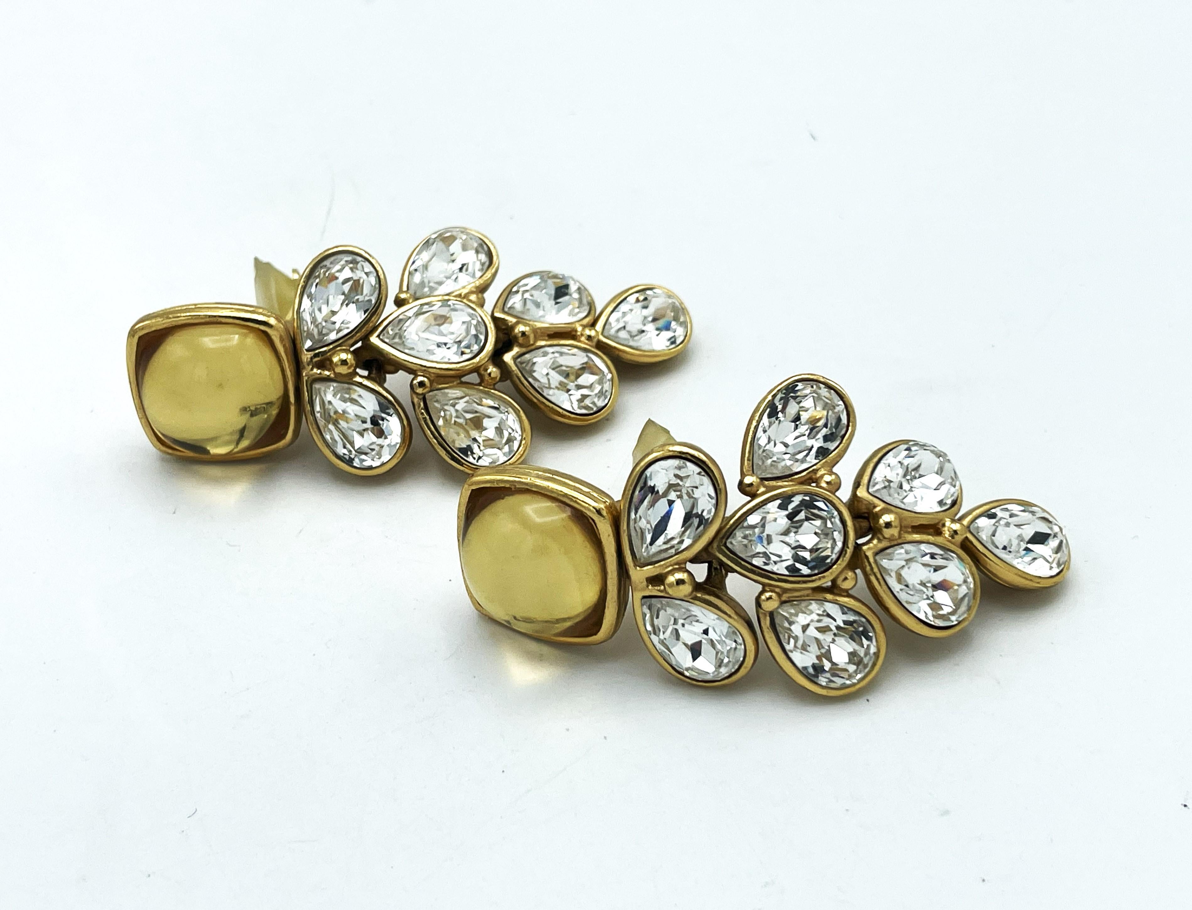 Clip-on earring from Robert Goossens Paris, Resin and rhinstones, gold plated in vendita 2