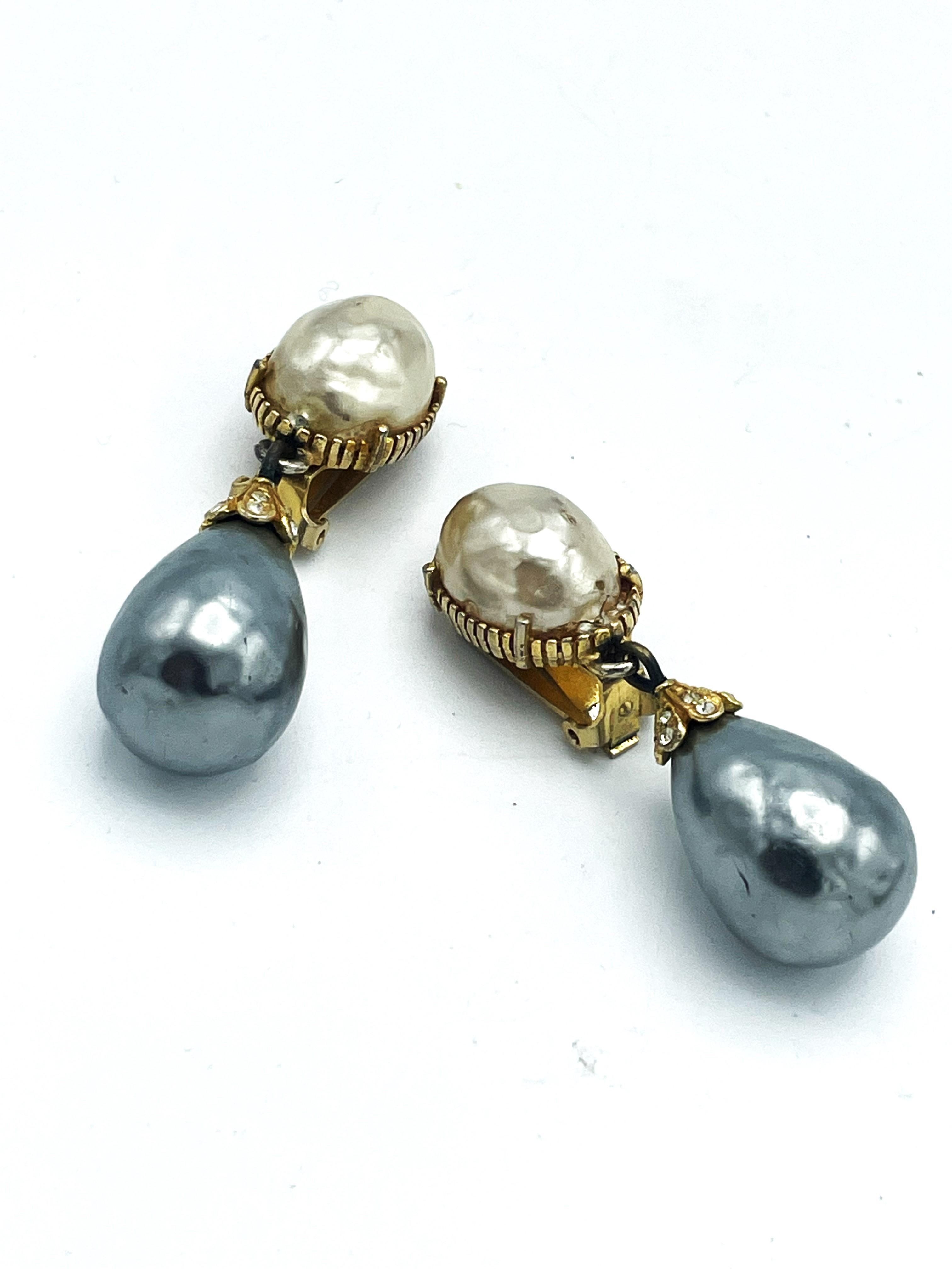 Clip-on earring, white and silver faux pearl by Mosell New York from the 1950s In Good Condition For Sale In Stuttgart, DE