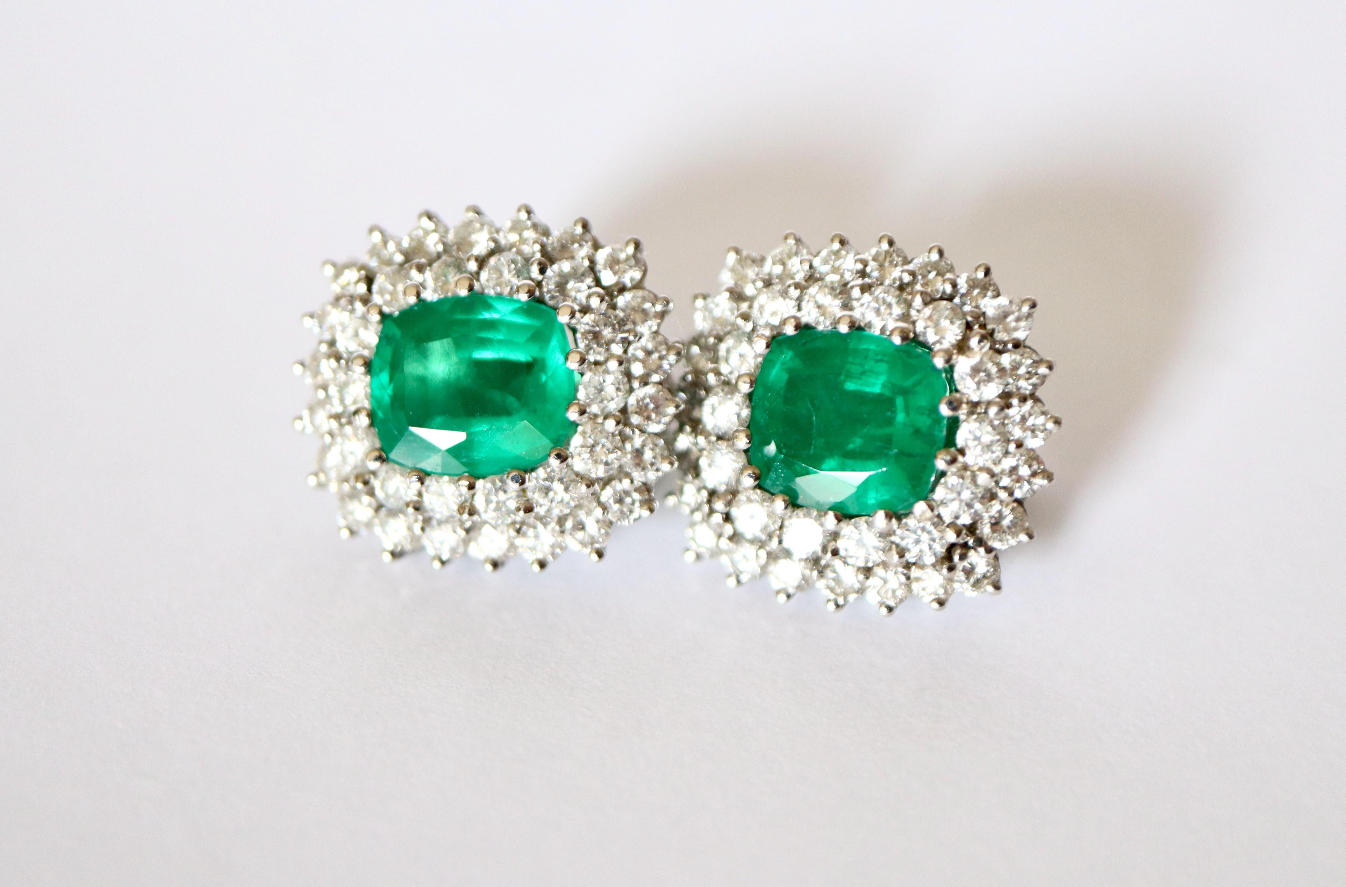 Clip-on earrings in 18-carat white gold holding a 2.42-carat and 2.45-carat prong-set emerald in their center surrounded by two rows of Prong-set Diamonds for a weight of between 1.5 and 2 Carats of Diamonds.
GEMPARIS certificate n°29: Emeralds