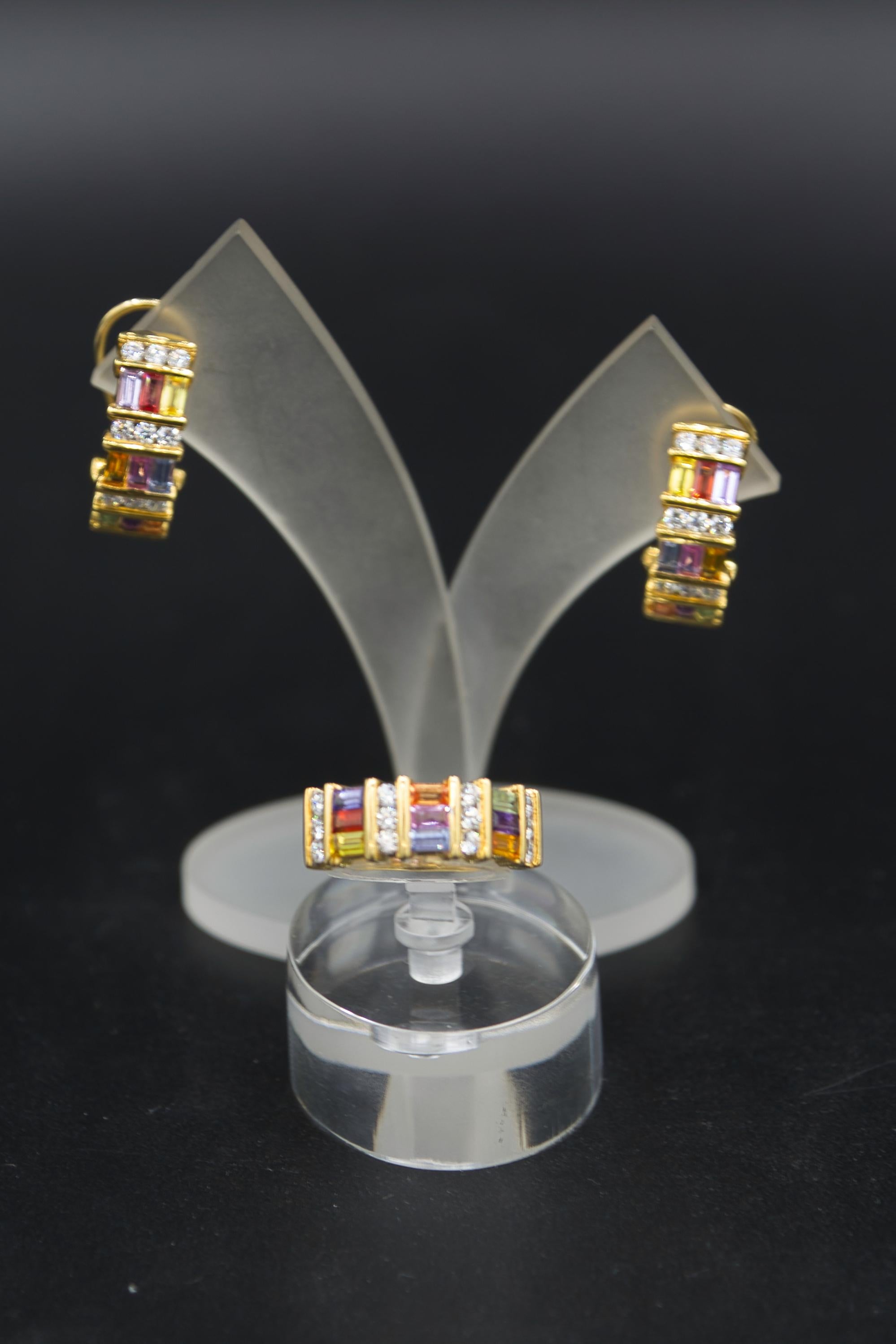 Oro giallo 18 k.
0,92 ct di diamanti
3,36 ct zaffiro fantasia
11,3 grammi
dimensioni 23 x 7 mm

Questi eleganti orecchini a clip sono realizzati in oro giallo 18 carati e pesano 11,3 grammi. Sono impreziositi da diamanti scintillanti per un totale