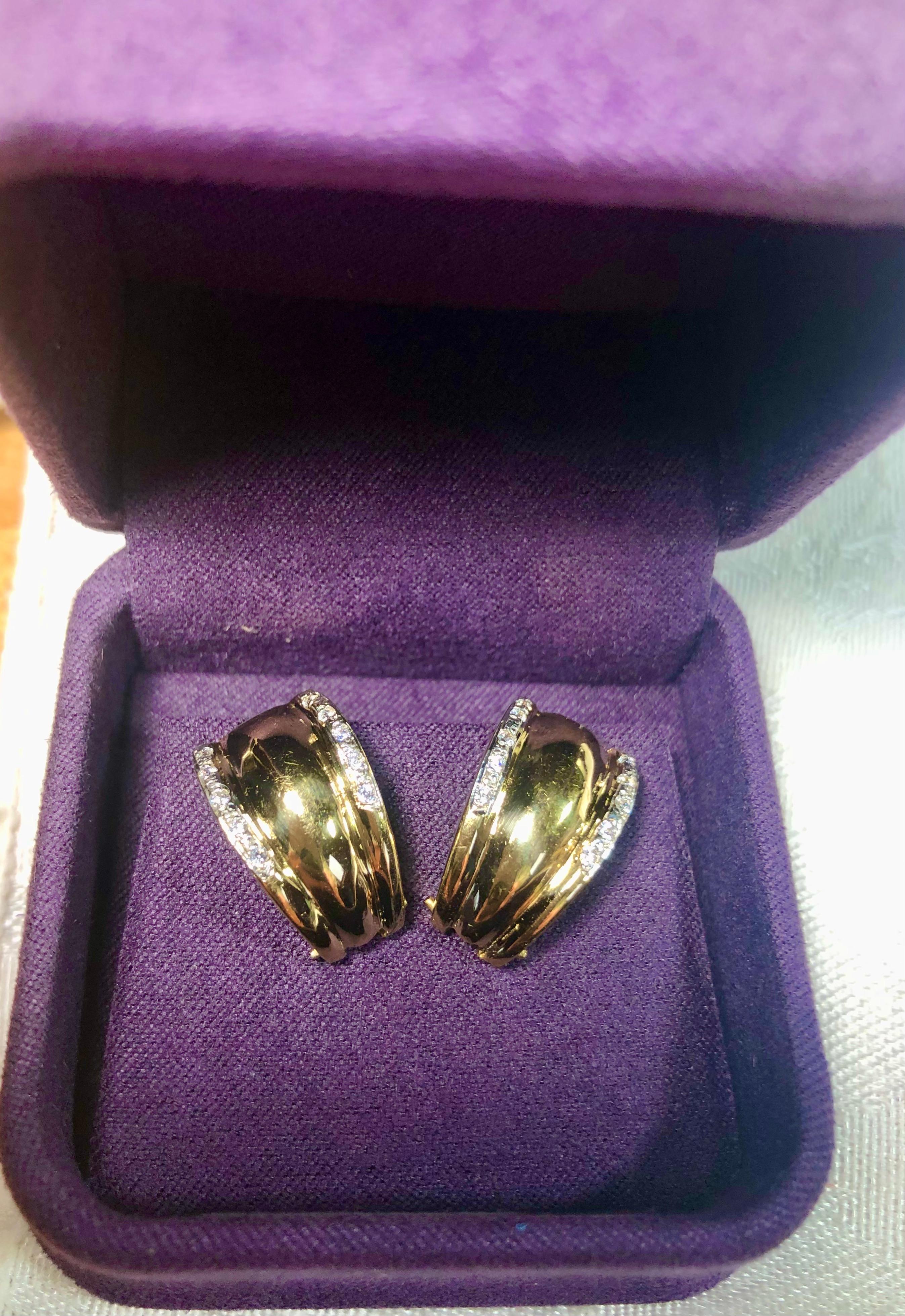 L'élégance intemporelle de l'or jaune vintage 18.  Boucles d'oreilles à clip en diamant.
Il s'agit d'un modèle de taille modérée, portable, d'une longueur de 2,5 cm, rehaussé de diamants d'une valeur de 0,20 ct. L'or de haute qualité est poli de