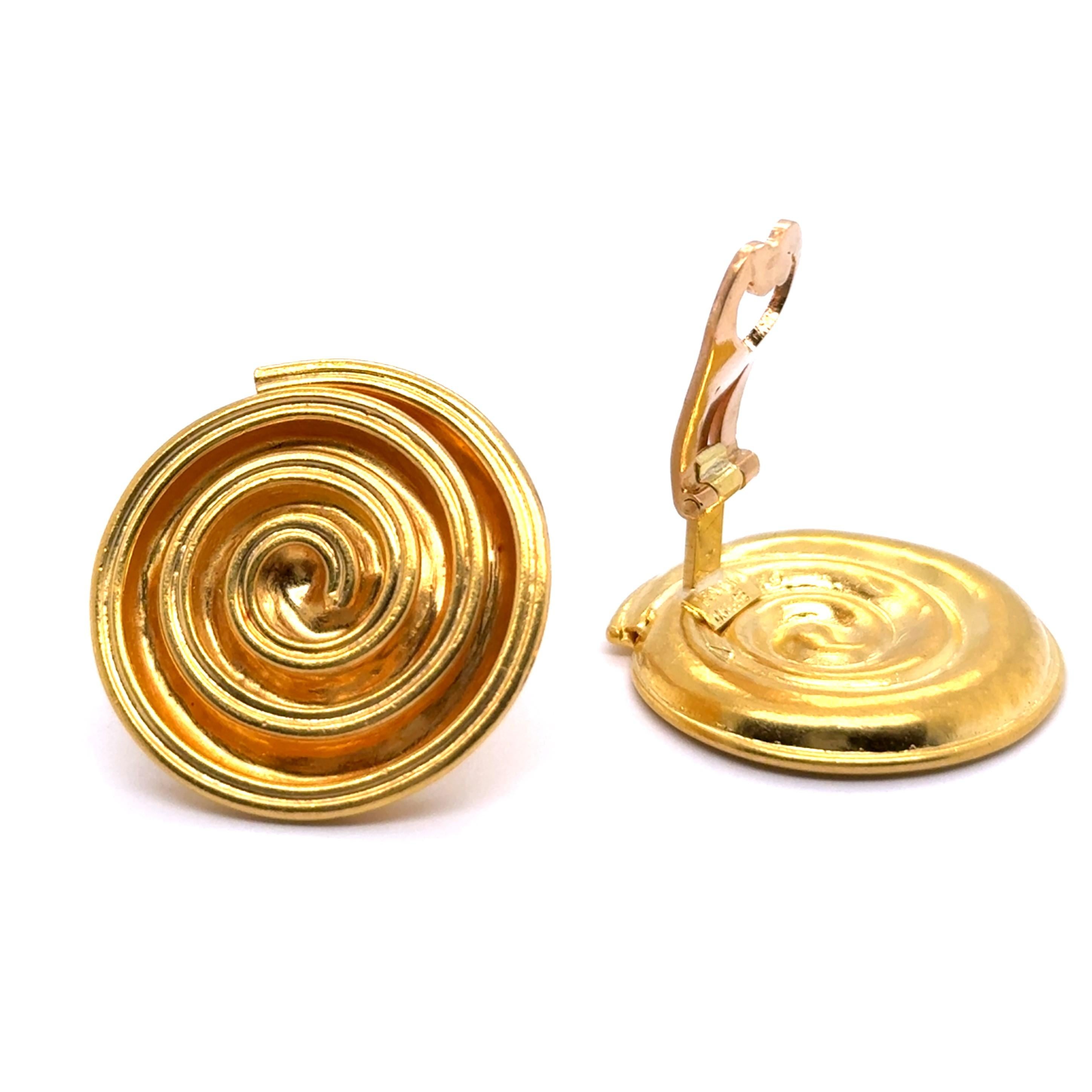 Introducing the exquisite 21 Karat yellow gold earrings from the distinguished Jewelry House Lalaounis. Expertly crafted from premium gold, these clip-on earrings exude luxury with their refined design. 

Inspired by the rich traditions of ancient
