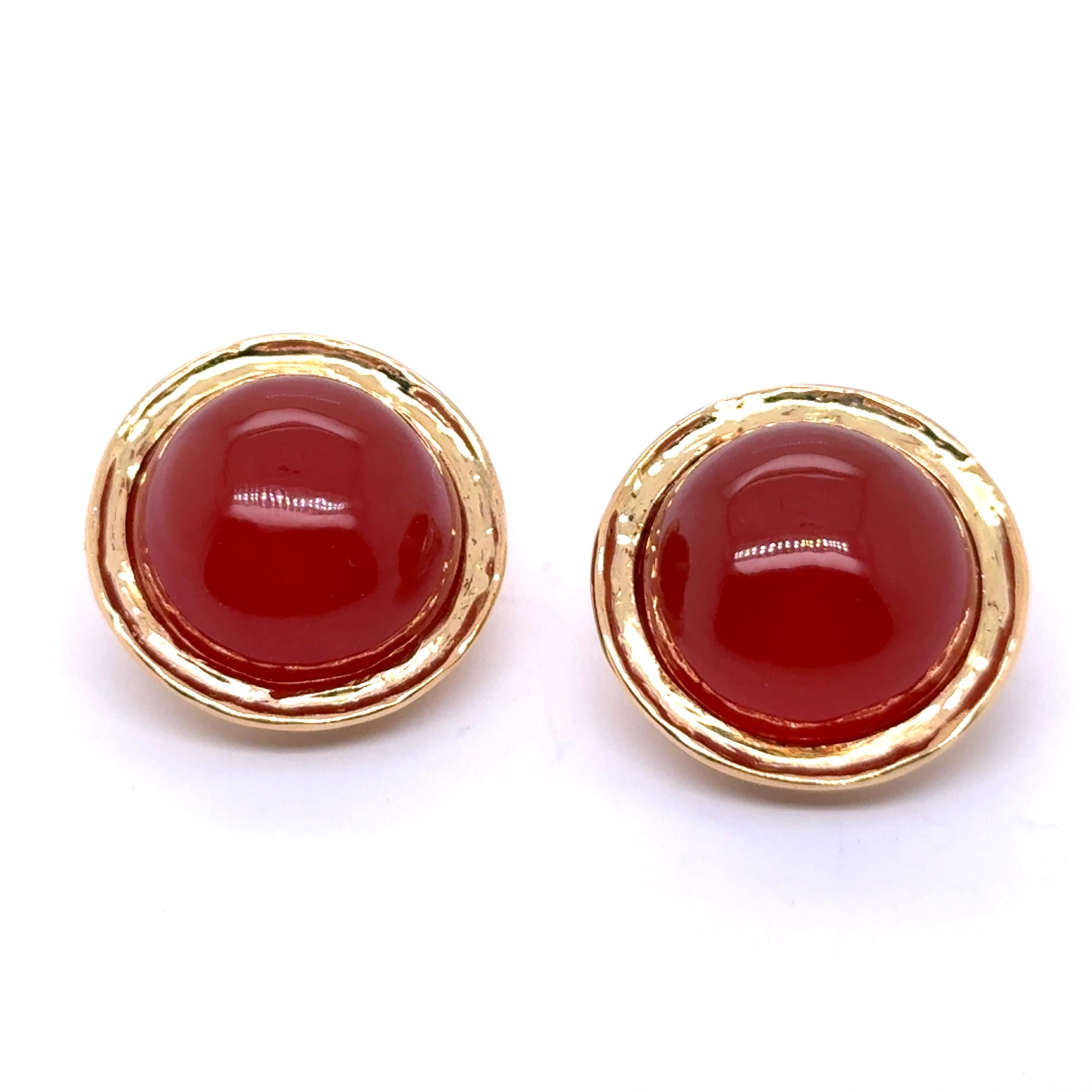 These 18 Karat gold earrings feature captivating Carnelian stones, with deep, fiery orange hues that radiate warmth and sophistication. Designed by Péclard, a renowned Swiss jewelry house celebrated for its fusion of traditional artistry and