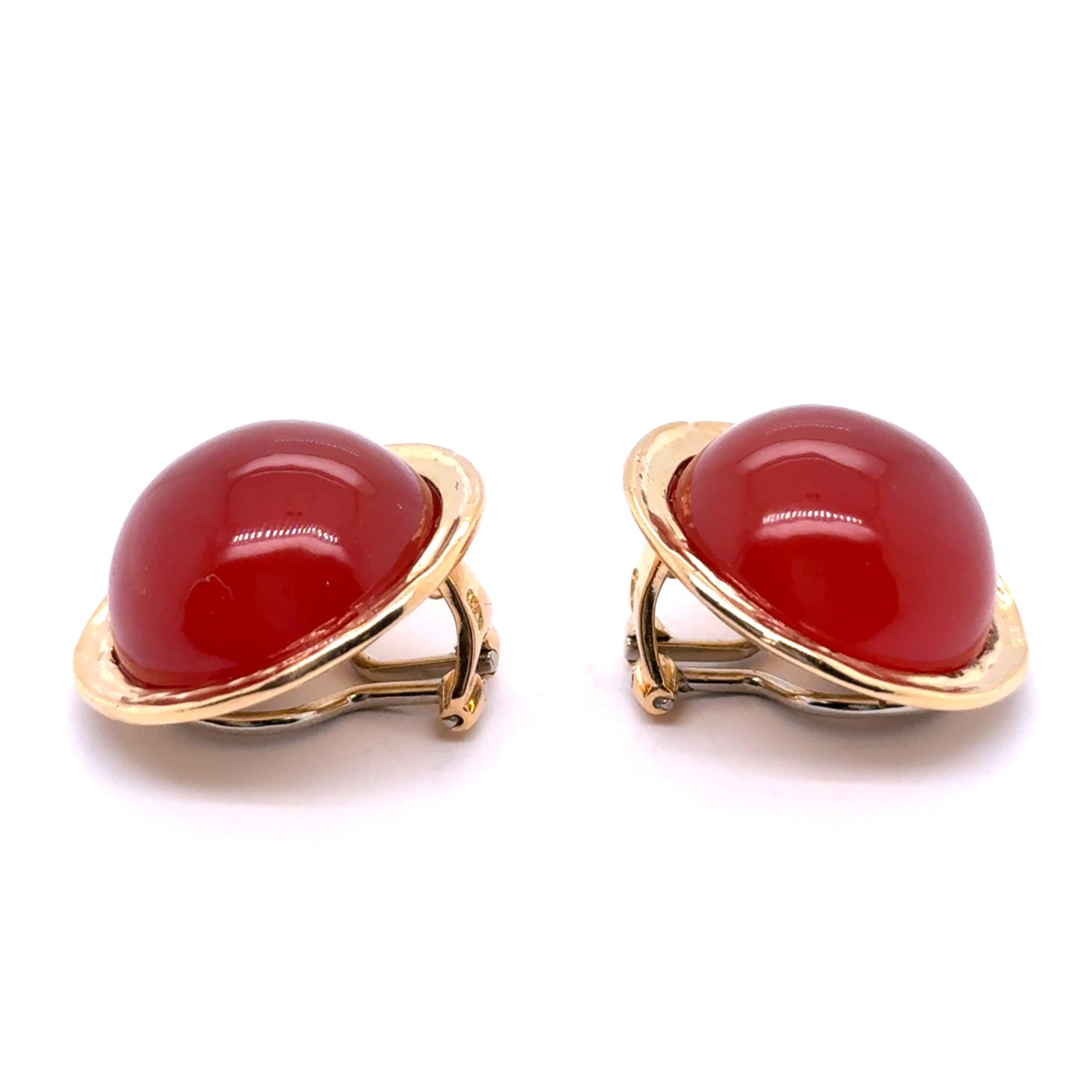 Round Cut Clip-on Earrings with Carnelian in 18 Karat Yellow Gold by Péclard For Sale