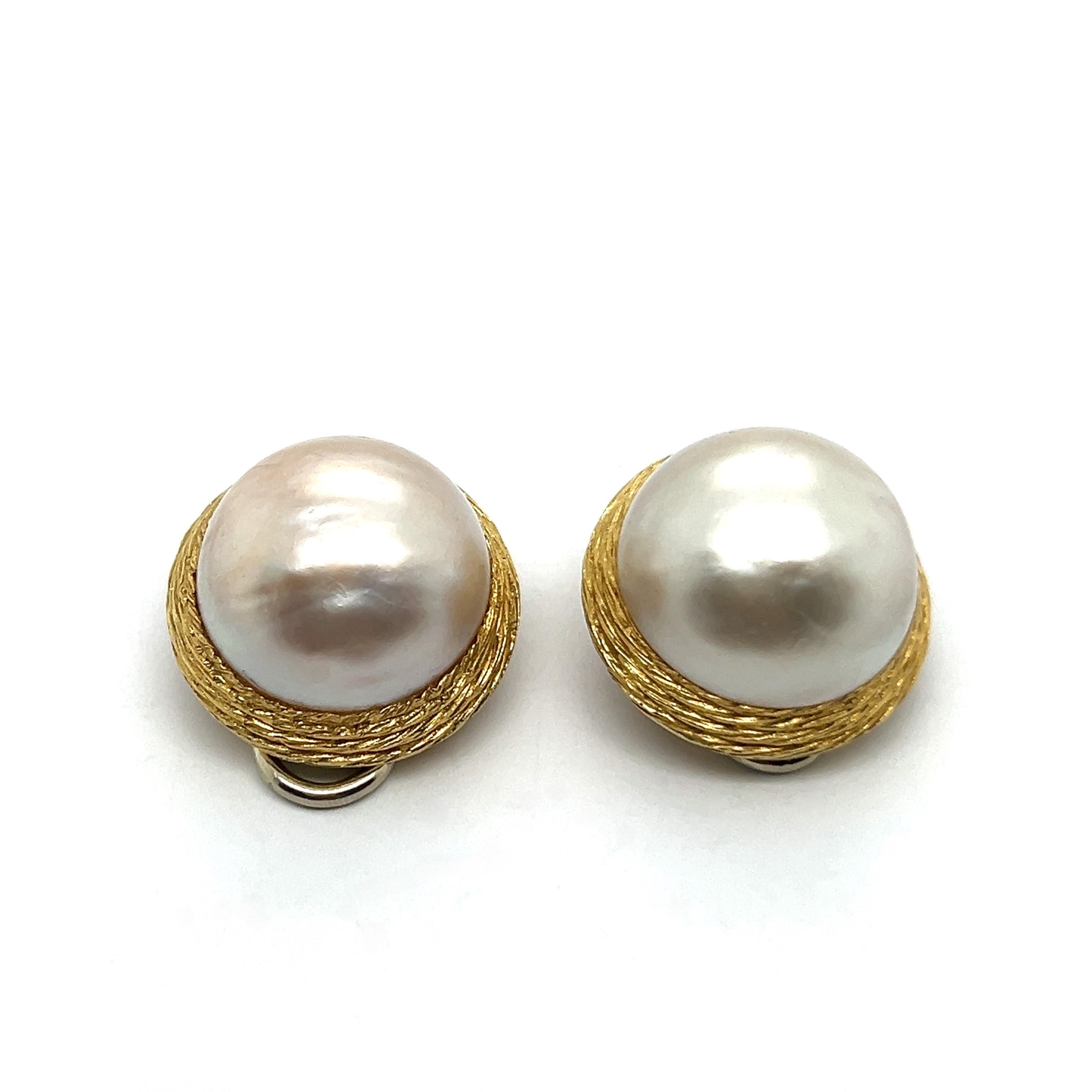 Erhöhen Sie Ihre Eleganz mit diesen exquisiten Ohrringen, die aus luxuriösem 18-karätigem Gelbgold gefertigt sind. 

Geschmückt mit zwei atemberaubenden Mabé-Kulturperlen, die für ihren einzigartigen, kuppelförmigen Glanz und ihre außergewöhnliche
