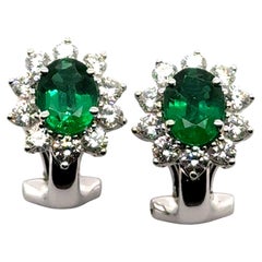 Pendientes de clip con esmeraldas y diamantes en oro blanco de 18 quilates de Gübelin
