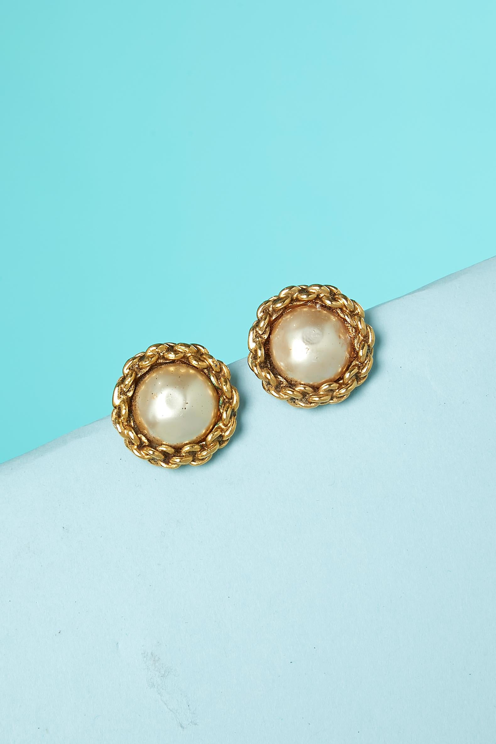 Clip-on earrings with gold metal chain and pearls. 
Diameter = 2,8 cm