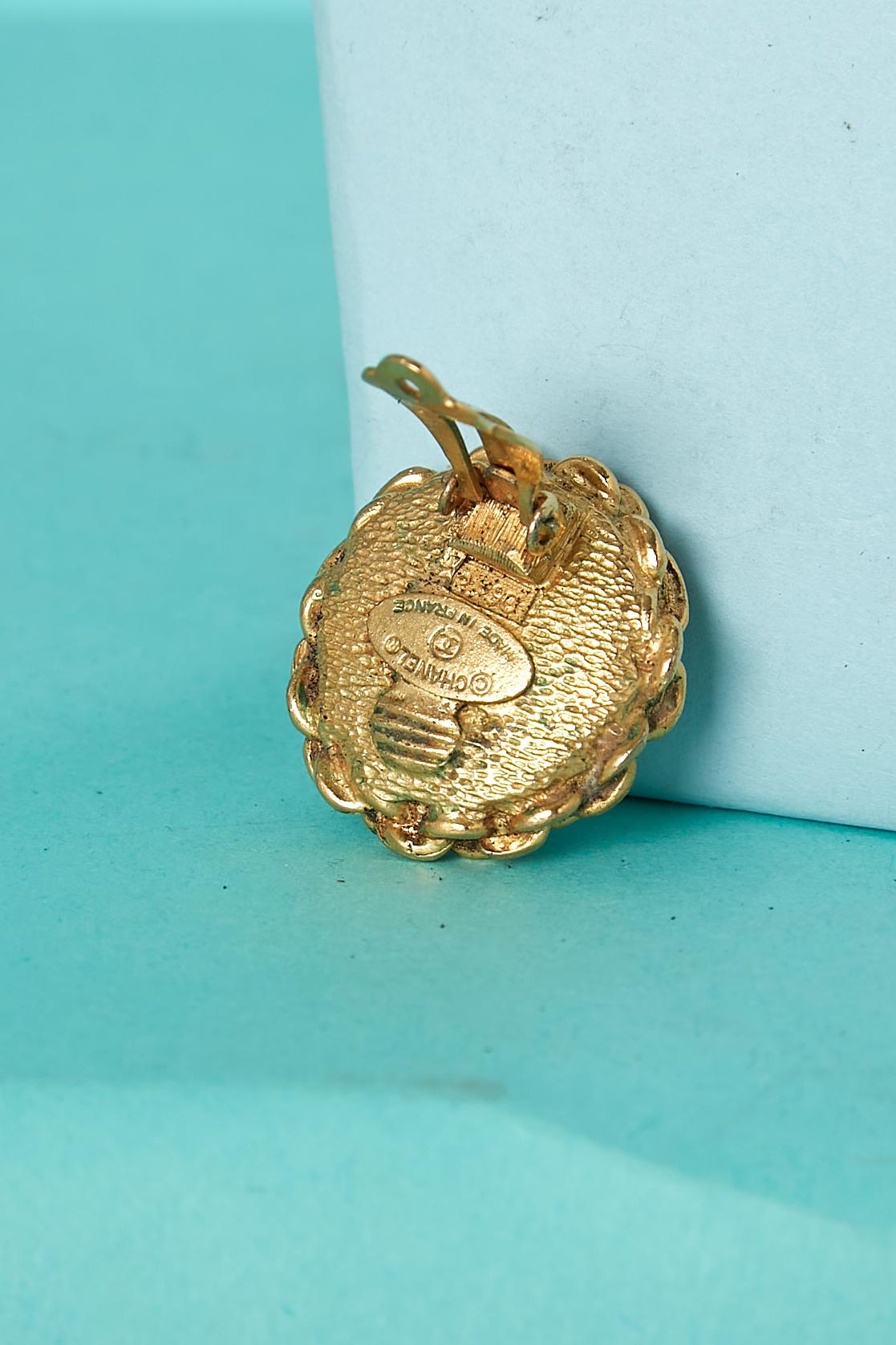 Ohrclips mit Goldmetallkette und Perlen Chanel ca. 1970er Jahre  (Neoklassisch) im Angebot