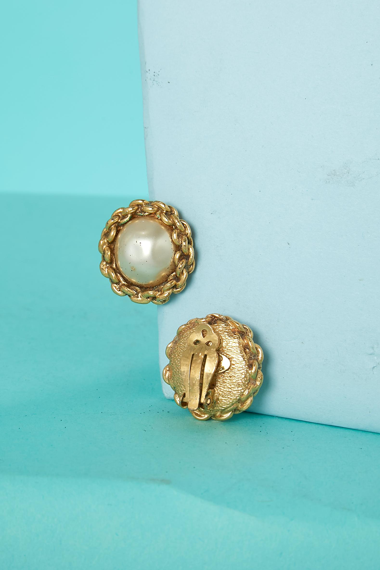Clip-on earrings with gold metal chain and pearls Chanel Circa 1970's  In Good Condition For Sale In Saint-Ouen-Sur-Seine, FR