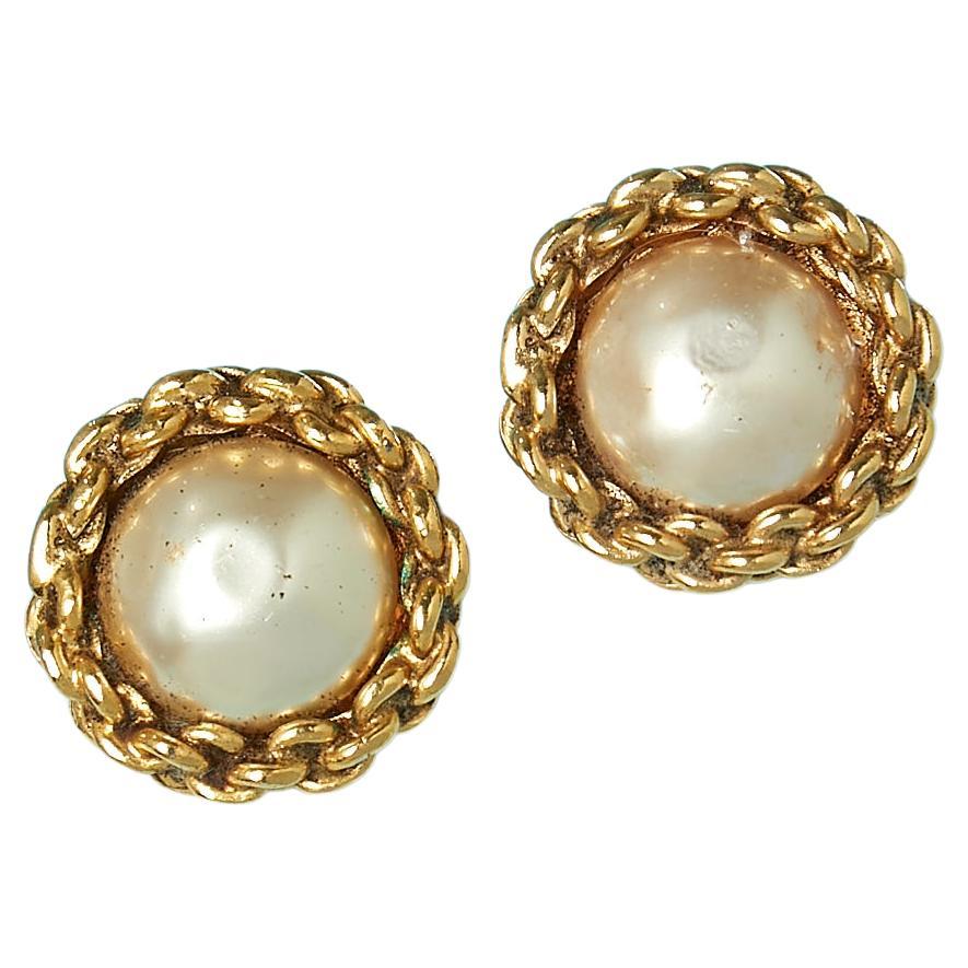 Clip-on earrings with gold metal chain and pearls Chanel Circa 1970's