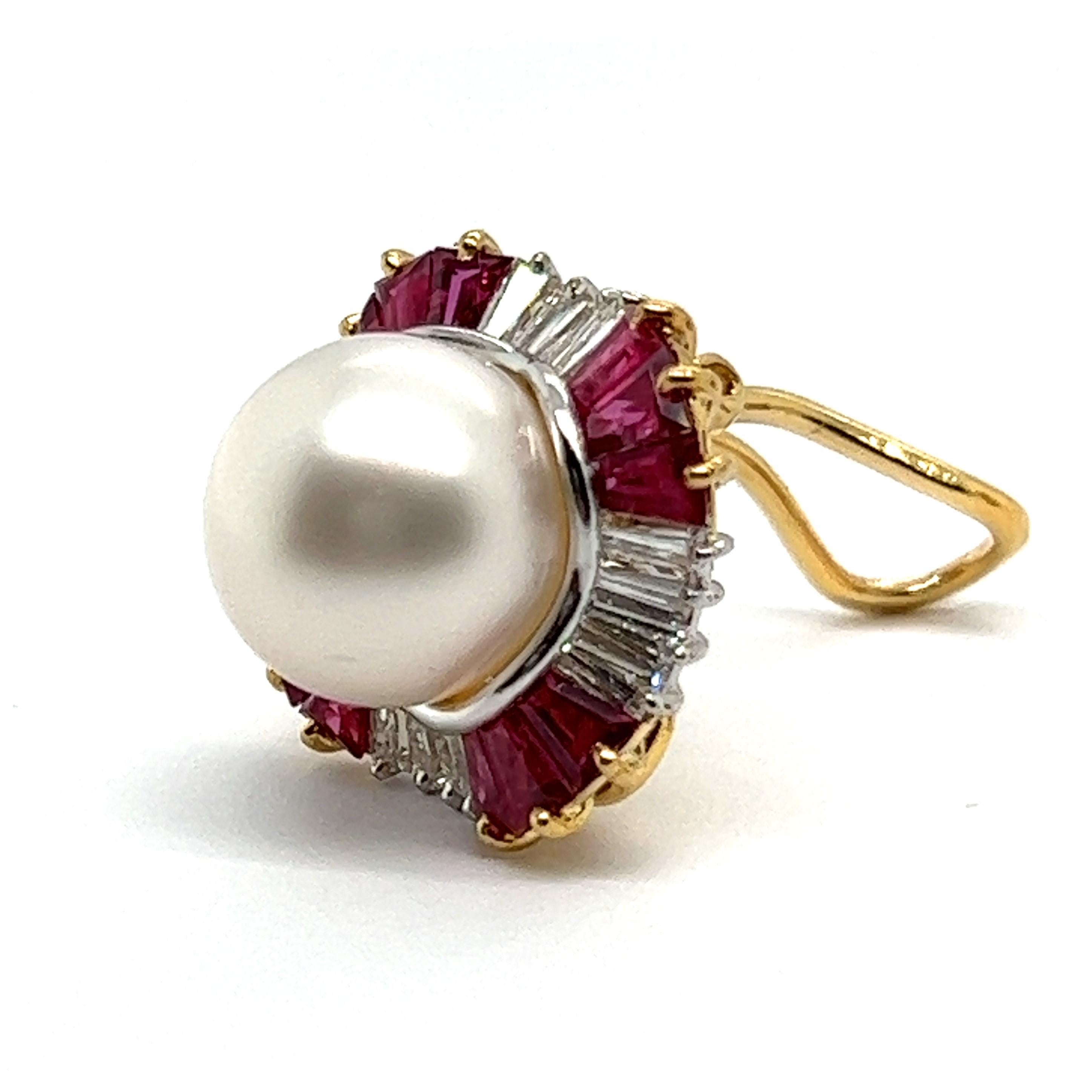 Taille trapèze Boucles d'oreilles Clips avec perles, rubis et diamants en or jaune et blanc 18 carats en vente
