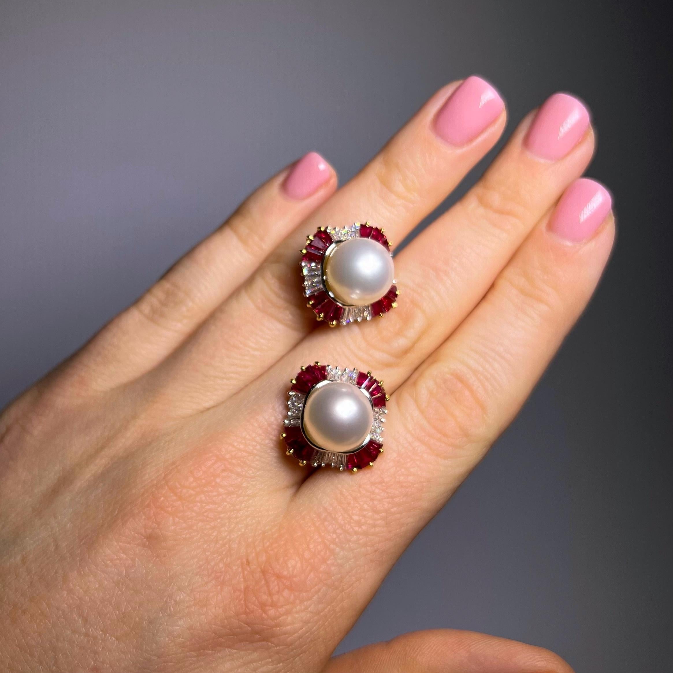 Boucles d'oreilles Clips avec perles, rubis et diamants en or jaune et blanc 18 carats en vente 1