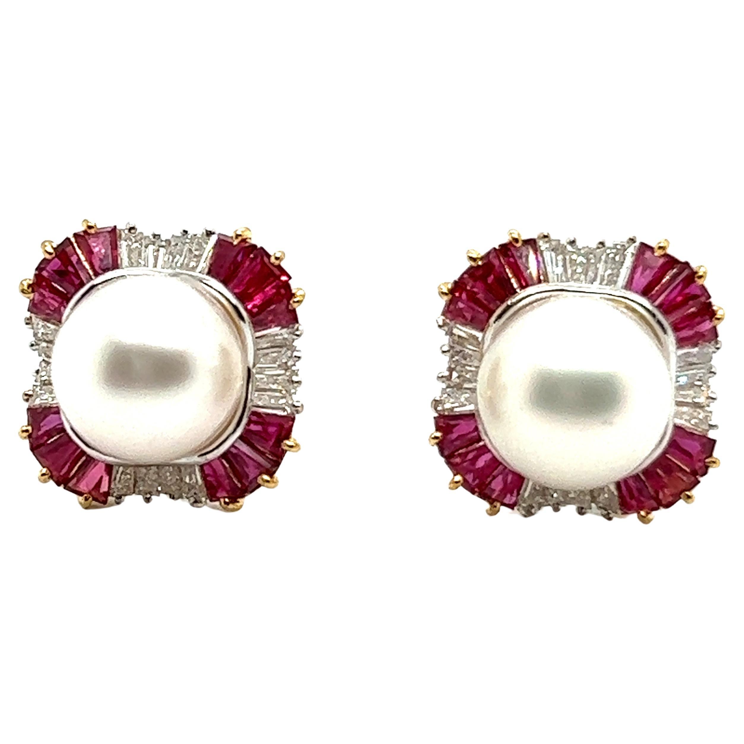 Boucles d'oreilles Clips avec perles, rubis et diamants en or jaune et blanc 18 carats en vente