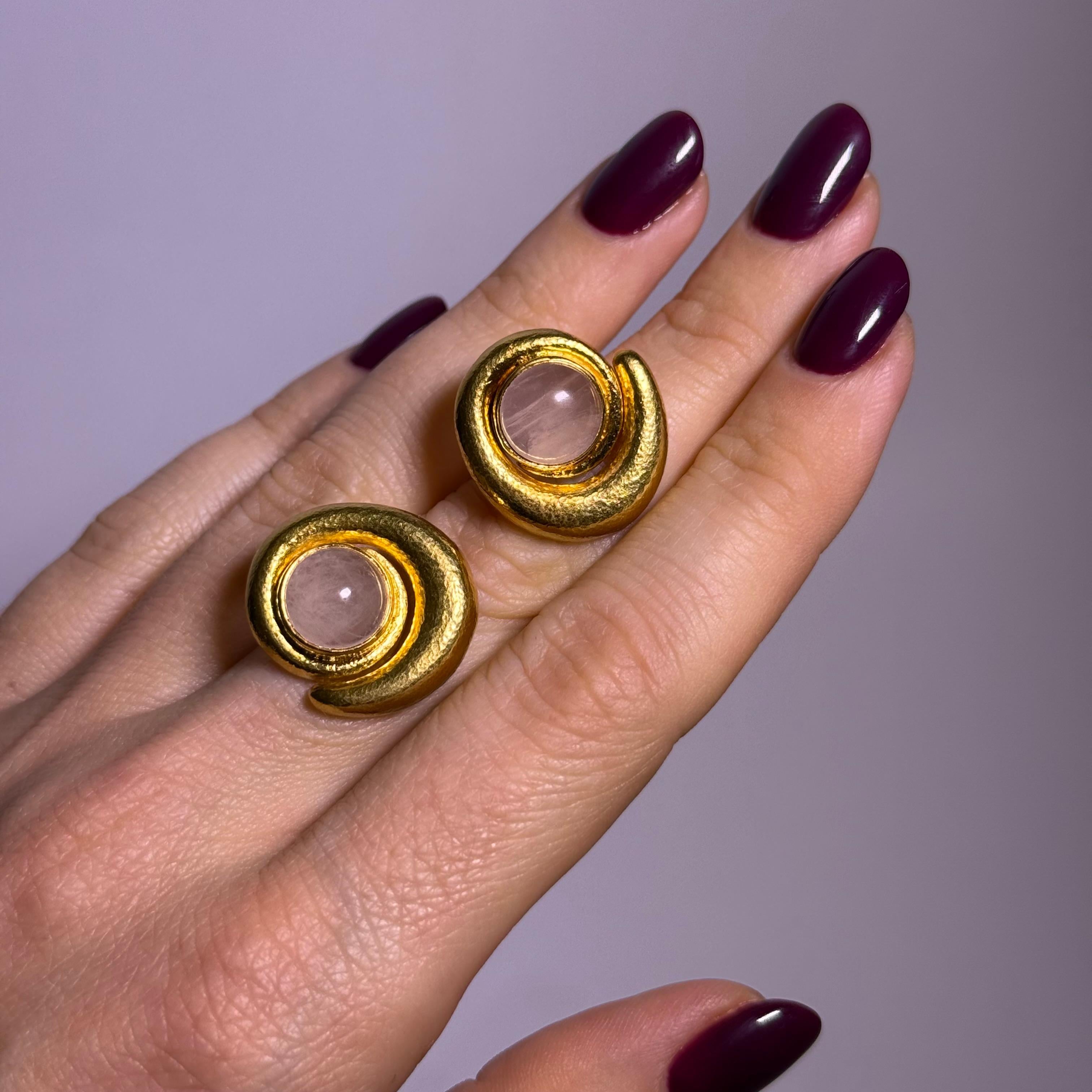 Clip-on Earrings with Rose Quartz in 18 Karat Yellow Gold by Ilias Lalaounis In Good Condition For Sale In Lucerne, CH