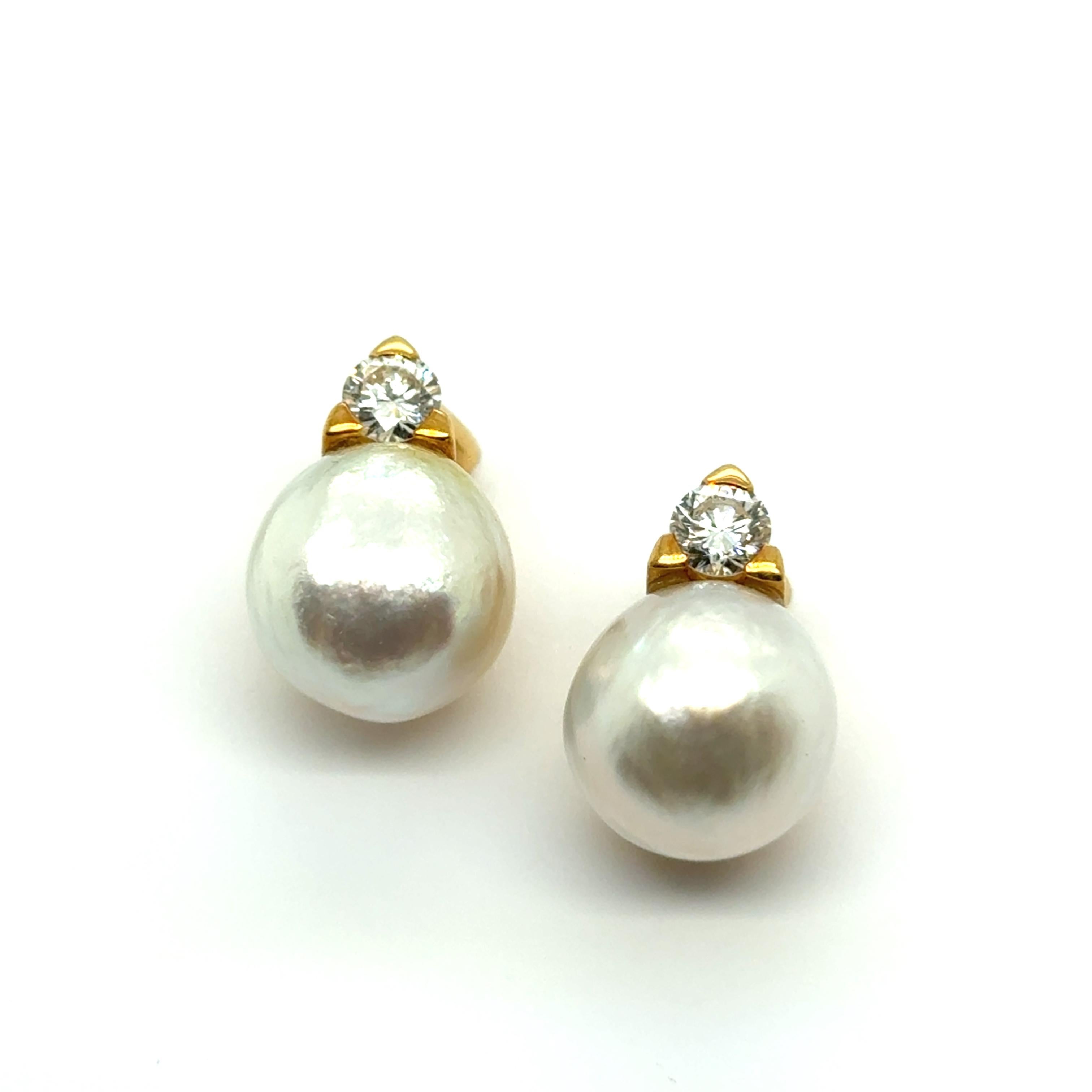These exquisite Péclard earrings radiate timeless elegance.

Crafted by the renowned Swiss brand, celebrated for its exceptional artistry, they feature two lustrous South Sea cultured pearls in a refined button form. Two brilliant-cut diamonds,