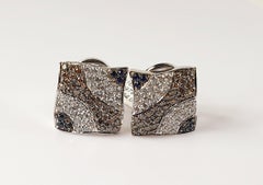 Pendientes de clip de oro blanco de 18 quilates con diamantes blancos, marrones y zafiros