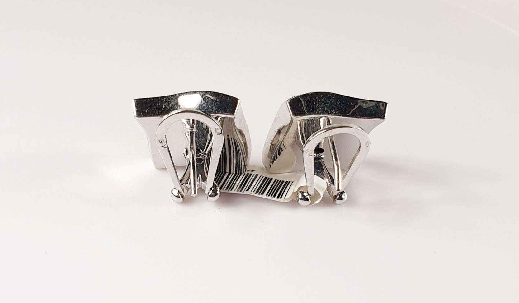 Contemporary  Clip on White, Brown Diamond and sapphires Earrings in 18 Karat White Gold For Sale