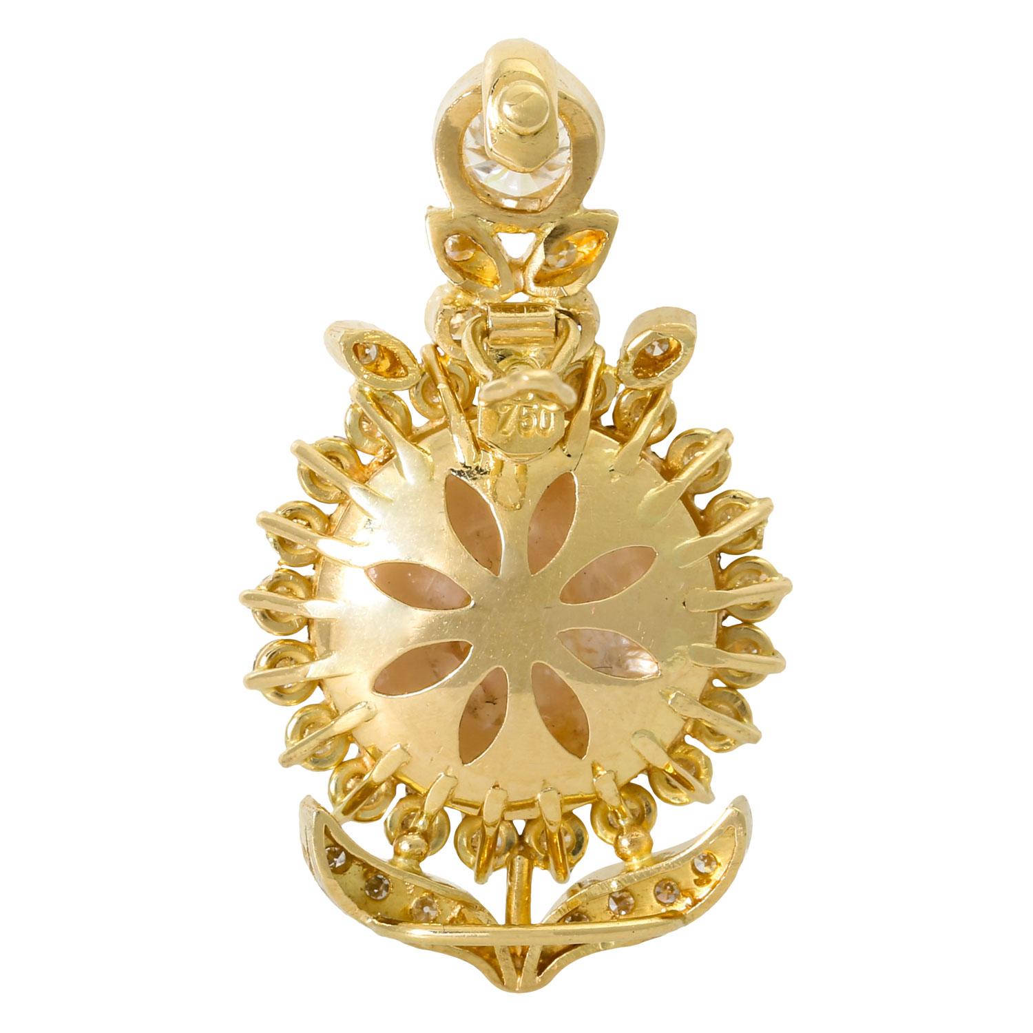 1 brilliant approx. 0.33 ct, otherwise further brilliants and octagonal diamonds, all approx. WHITE (H)/SI-VS, Mabe cultured pearl 13 mm, floral arrangement, GG 18K, 6.4 g, 3.1x1.8 cm, 20./21. Century, good condition.

 Clip-pendant with mabe