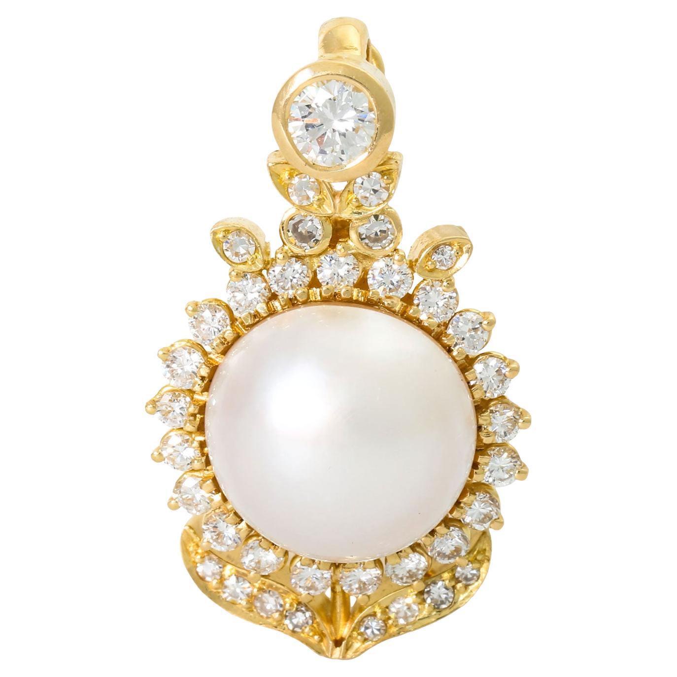 Clip pendant with Mabe pearl and diamonds total approx. 0.7 ct,