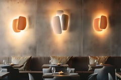 Clipper 2 Skulpturale Wandleuchte aus Keramik mit Halo-Beleuchtung von Naaya Studio