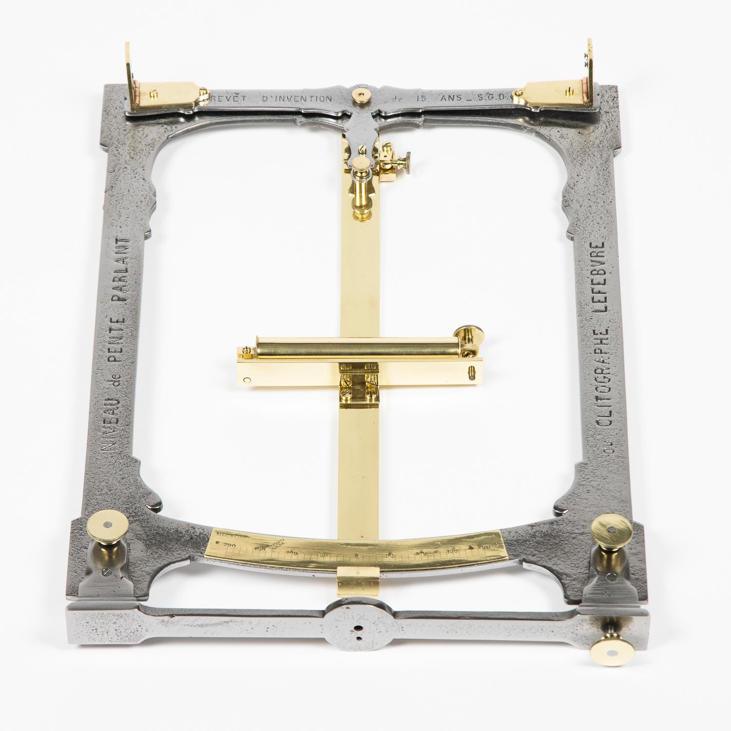 Clitograph level by Jules Lefebvre, Paris, France, circa 1870.

Rare tripod mounted model. With original tripod and case.

Steel frame marked: NIVEAU de PENTE PARLANT ou CLITOGRAPHE LEFEBVRE (35 x 26 cm.)

Patented in England and France, 1862.