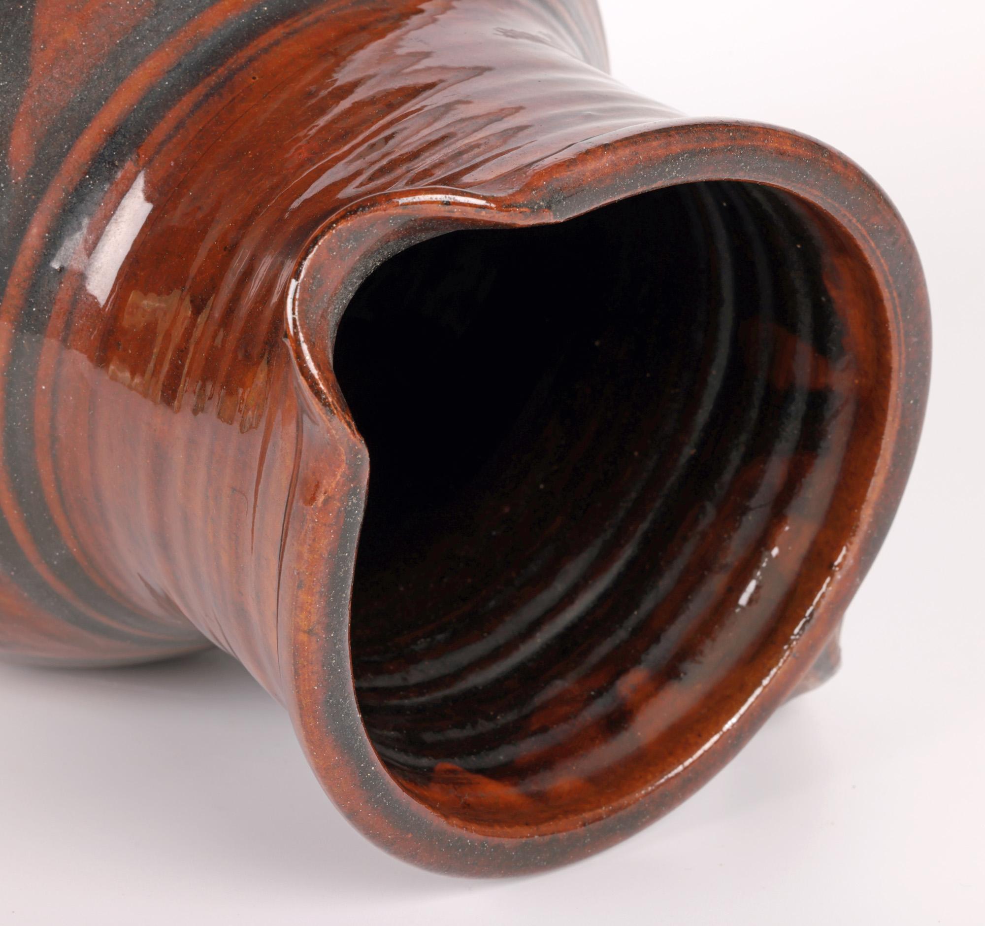 Clive Bowen Studio Pottery Slip Trailed Honey Glazed Krug (Tonware) im Angebot