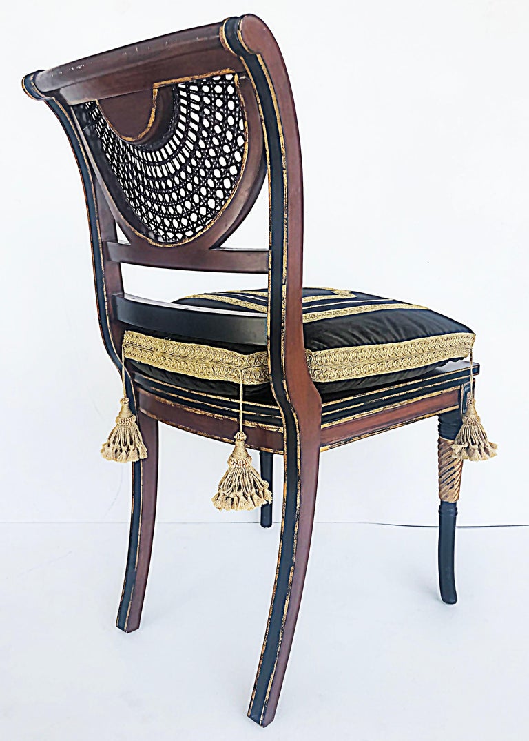 Paire de chaises cannées peintes à la main de style Christian Regency avec  accoudoirs, par Clive En vente sur 1stDibs