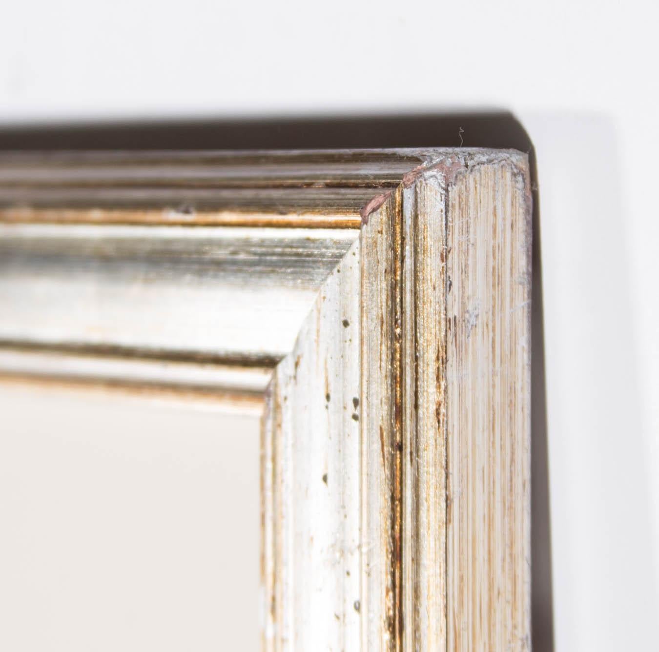 Una tavolozza attenuata raffigura la carpa in modo esteticamente piacevole. Ben presentato in una cornice in legno argentato modellata. Firmato e datato.

Sui tessuti.