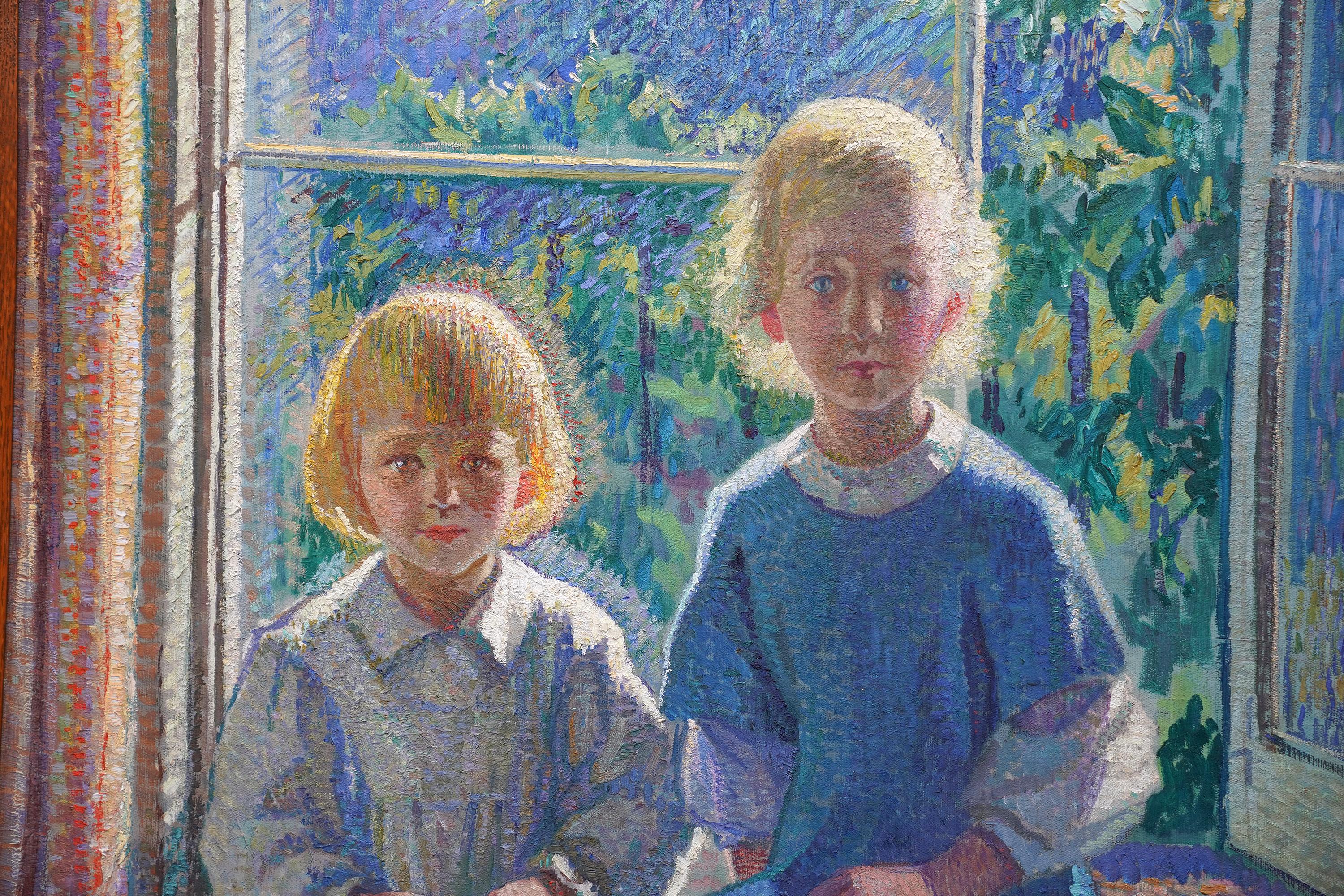 Retrato de dos hermanas junto a una ventana - Pintura al óleo británica de 1918 de la Escuela Slade - Portrait Painting Gris de Clive Gardiner