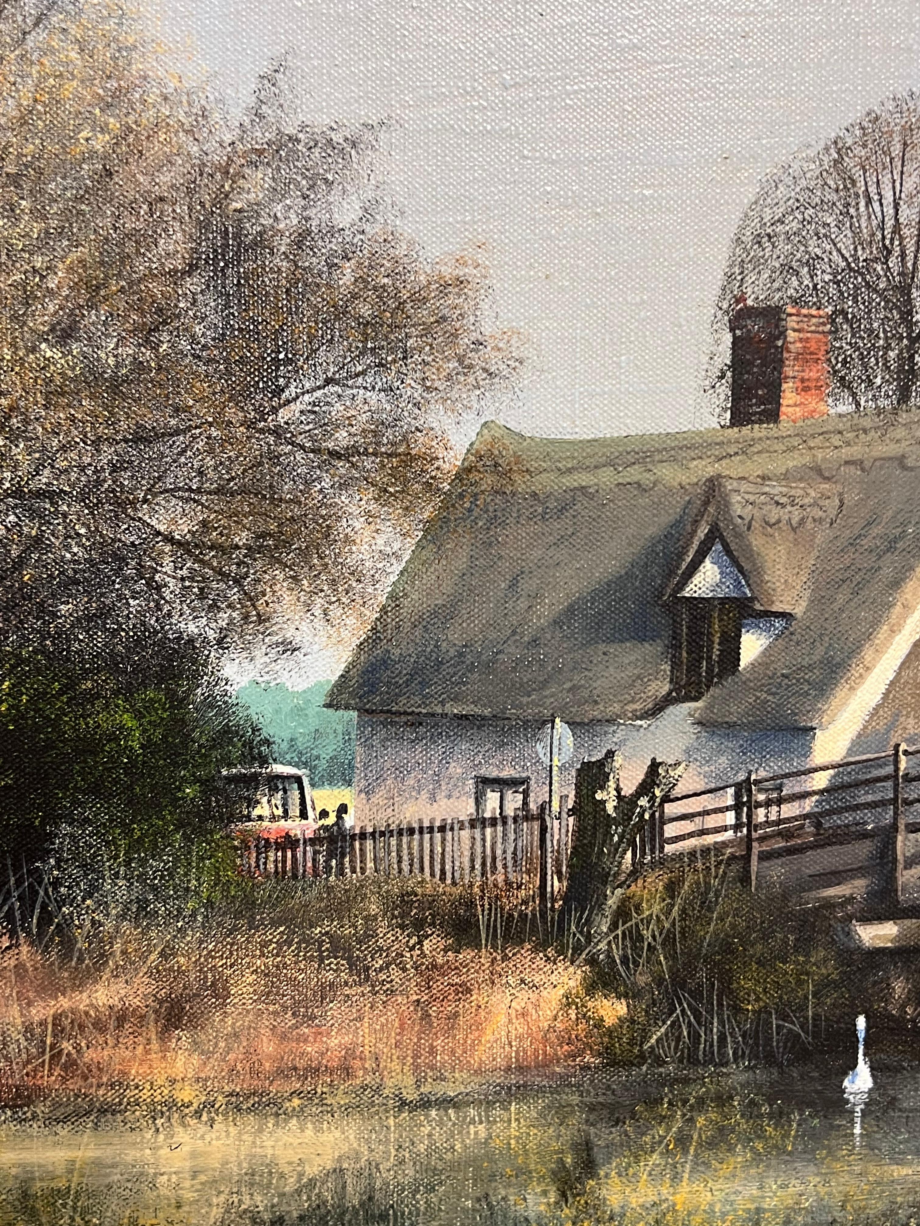 Tradicional cabaña inglesa de paja junto al río con cisnes Artista británico catalogado en venta 3