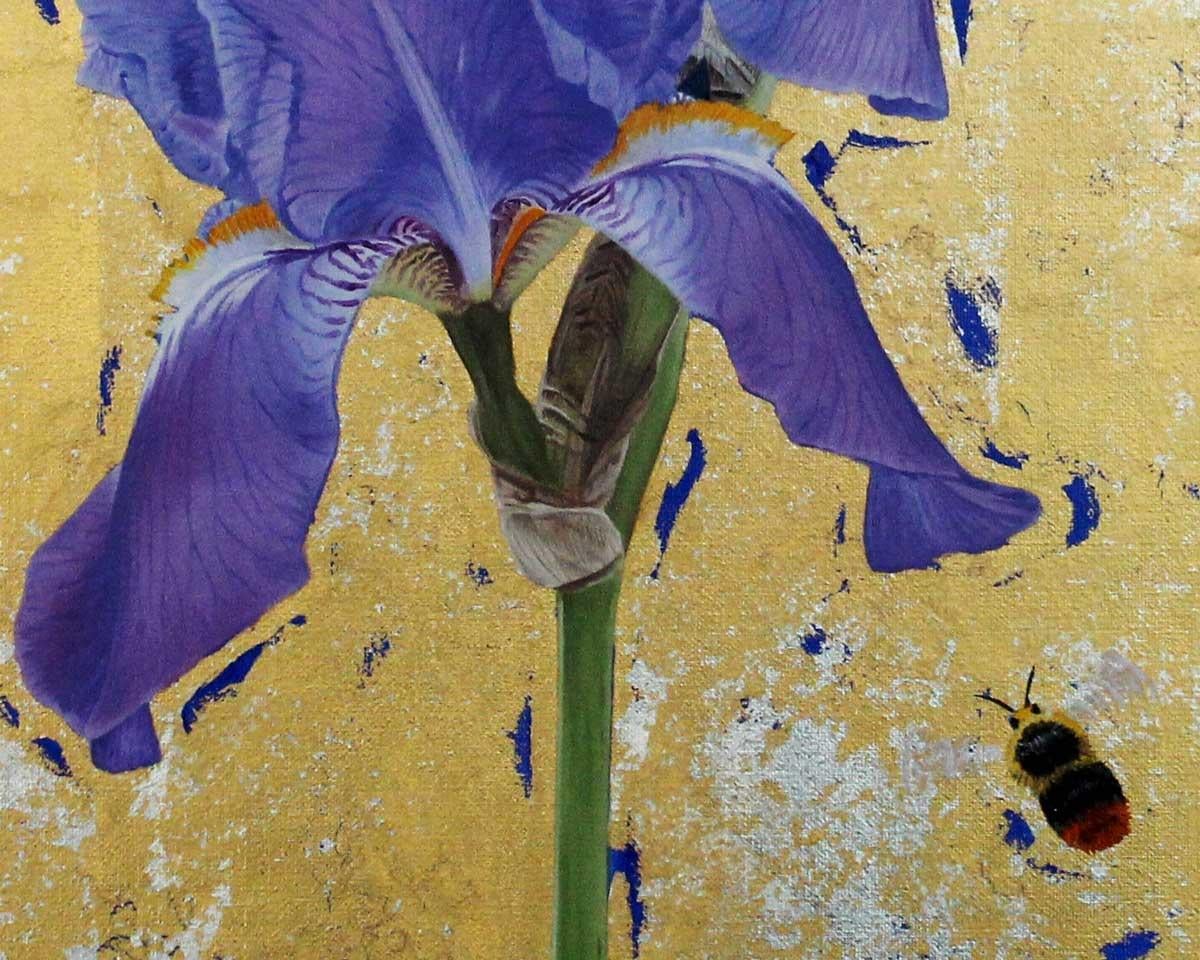 Bearded Iris and Bumble Bee - peinture contemporaine en technique mixte de fleurs à la feuille d'or - Contemporain Painting par Clive Meredith