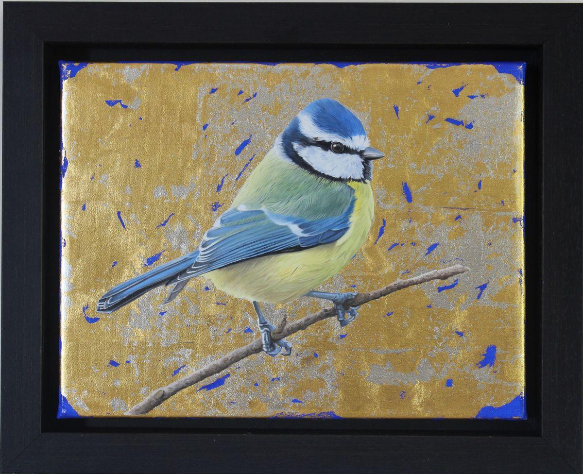 Blue Tit - contemporary mixed media nature bird gold oil painting canvas framed - Painting by Clive Meredith