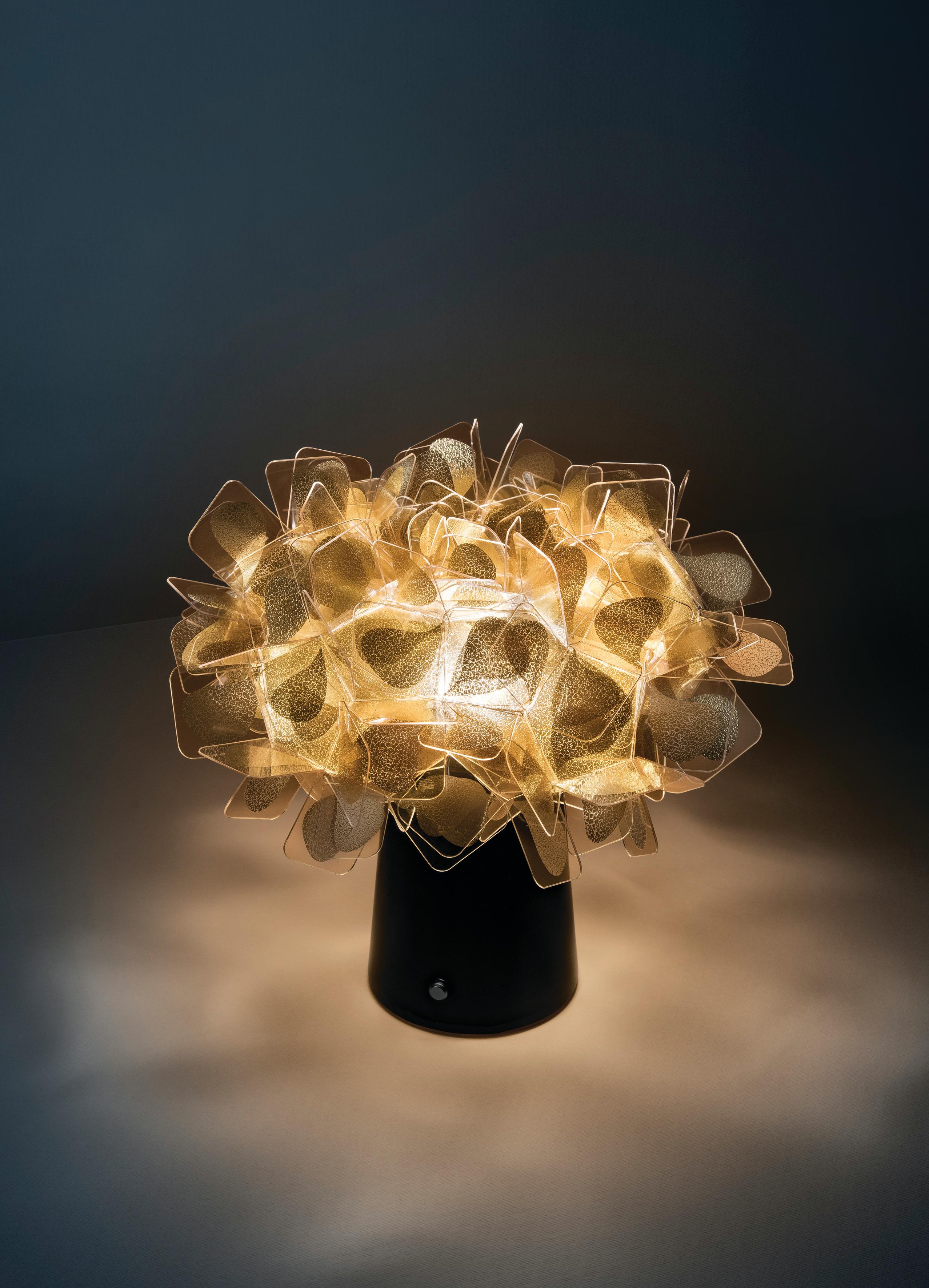 Clizia Mama Non Mama is a suspension inspired by pure natural beauty, with almost weightless petals that bring balanced allure and a fresh feel to interiors. A hand-folded bouquet of Cristalflex® is an ode to joy, femininity, primordial affection,