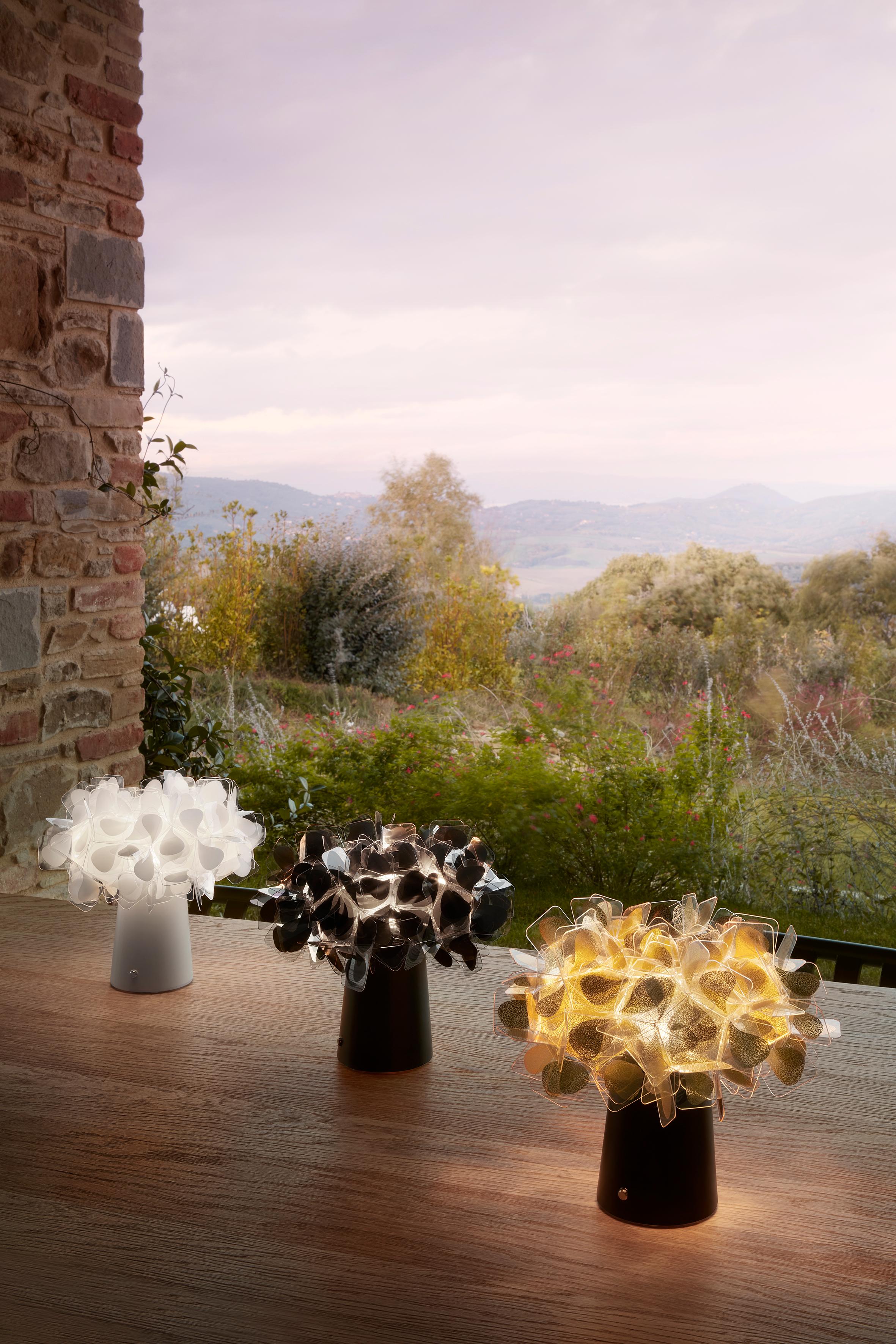 Clizia Mama Non Mama è una sospensione ispirata alla pura bellezza naturale, con petali quasi privi di peso che conferiscono un fascino equilibrato e una sensazione di freschezza agli interni. Un bouquet di Cristalflex® piegato a mano è un'ode alla