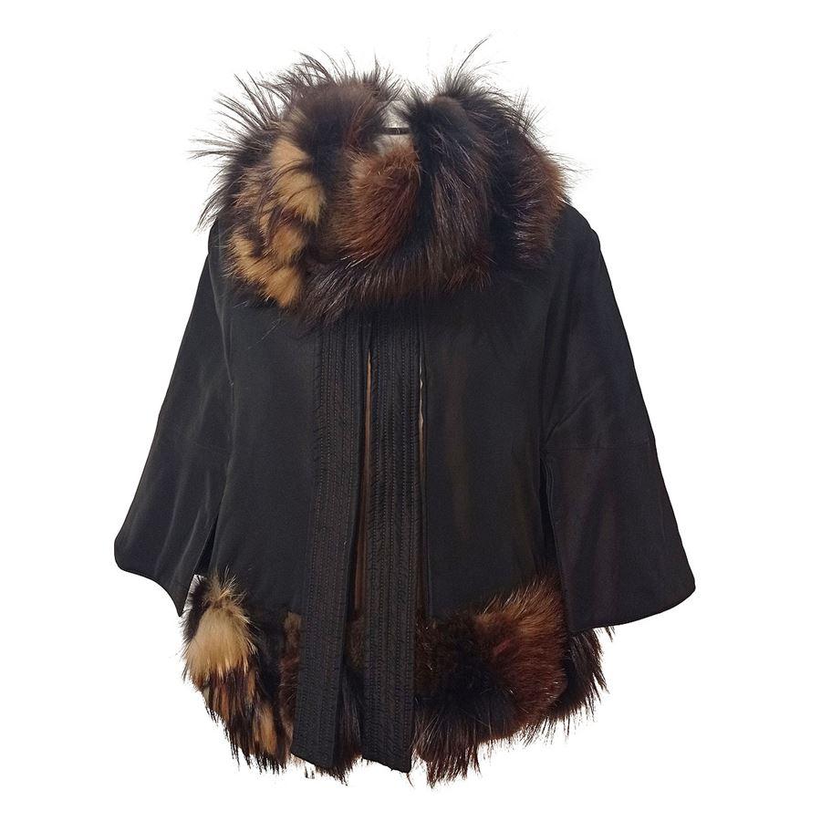 Missing composition tag Black color Collar in shaded fur Fur detail in the lower part Maximum length cm 65 (2559 inches)
