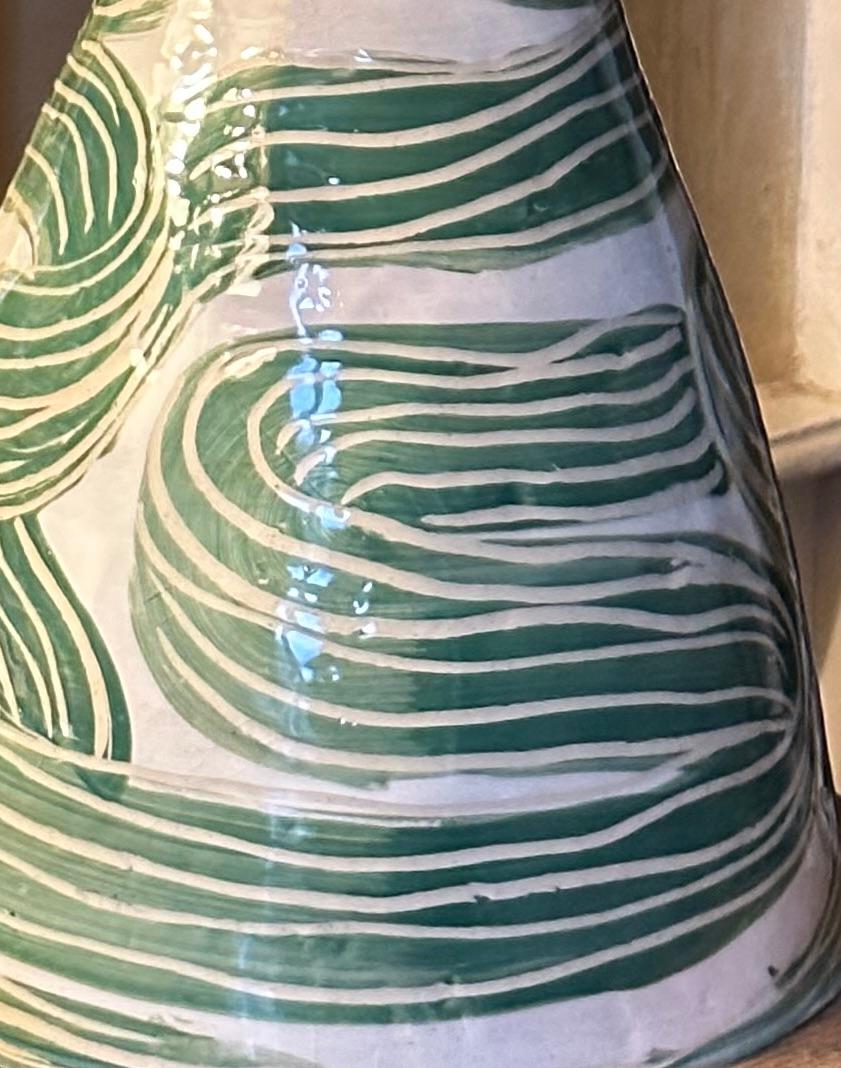 Américain Lampe en céramique en forme de cloche à bande verte sinueuse  en vente