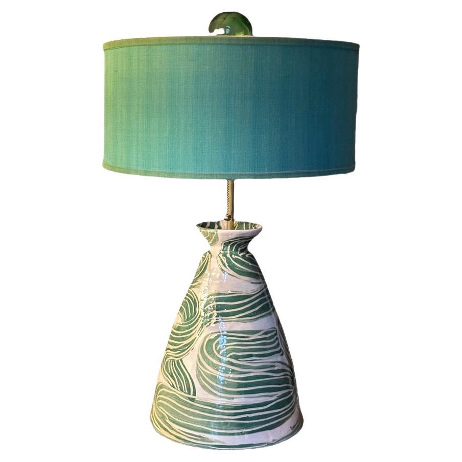 Keramiklampe in Cloche-Form mit sich schlängelnden grünen Streifen 