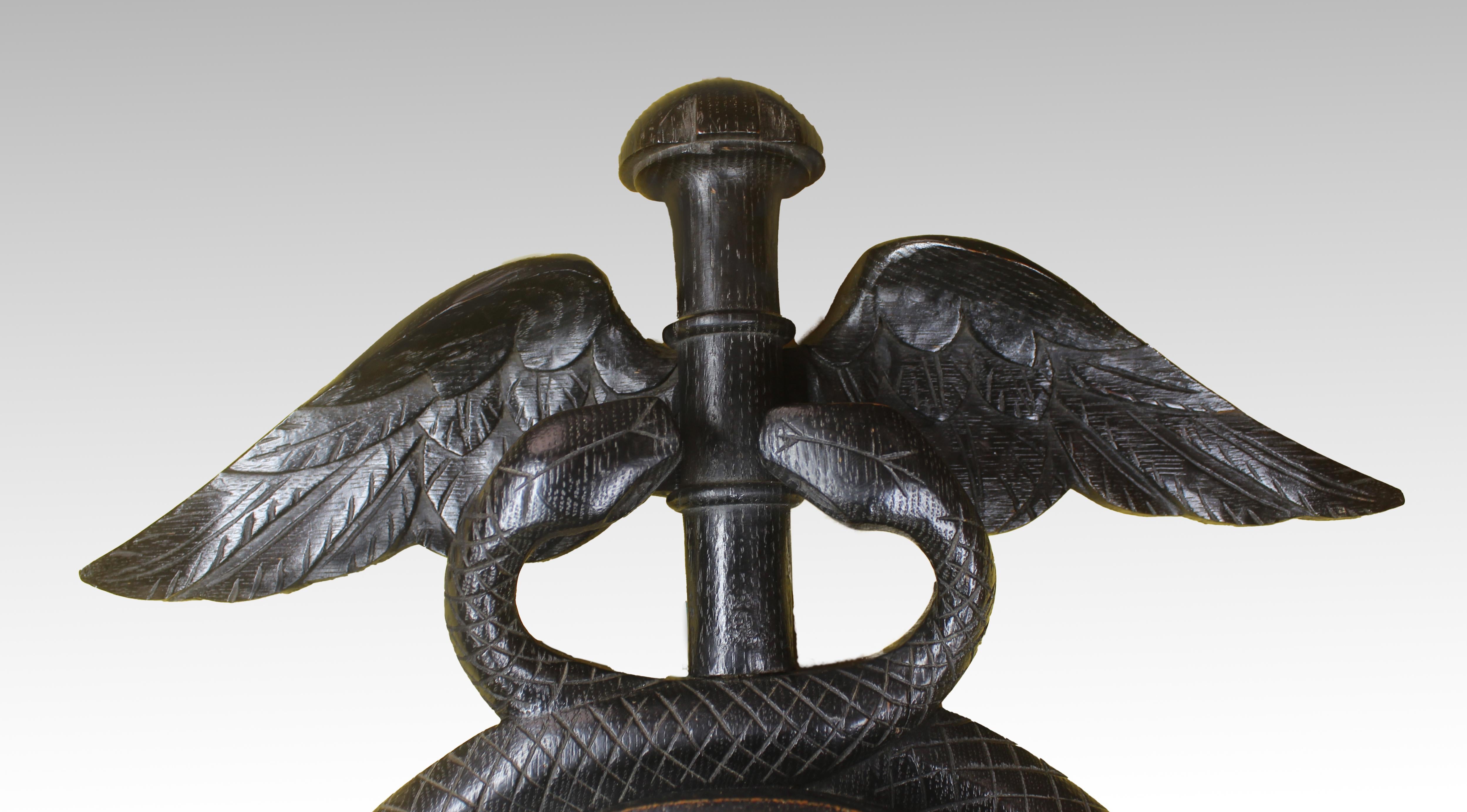 Baromètre anéroïde et mouvement d'horlogerie dans un boîtier inhabituel en chêne ébonisé en forme de Caducée (le bâton d'Hermès ou d'un héraut). Avec deux serpents entrelacés entourant les cadrans signés Joseph Davis & Co sur le baromètre.

Le