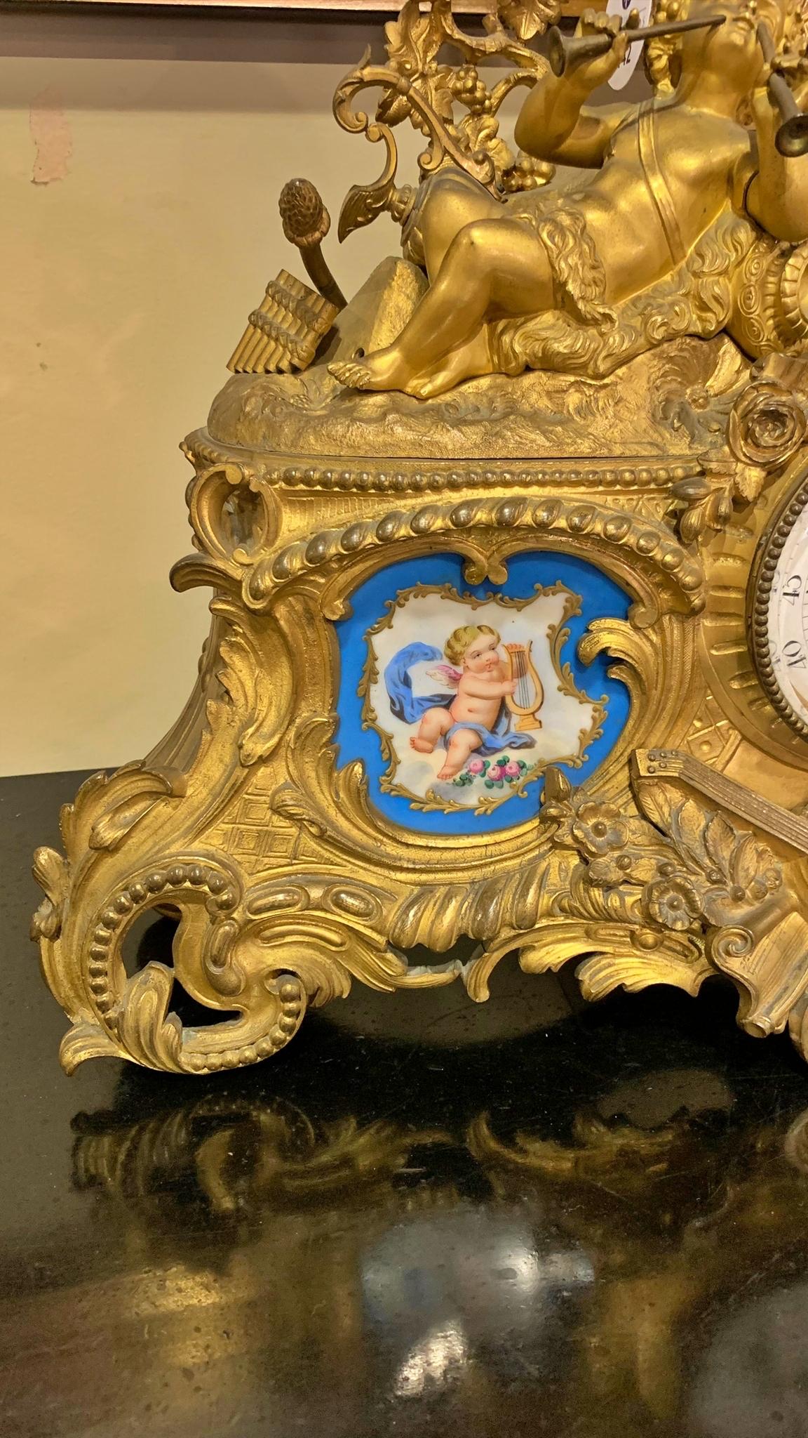 Horloge et paire de chandeliers Napoléon III, France, XIXe siècle en vente 7