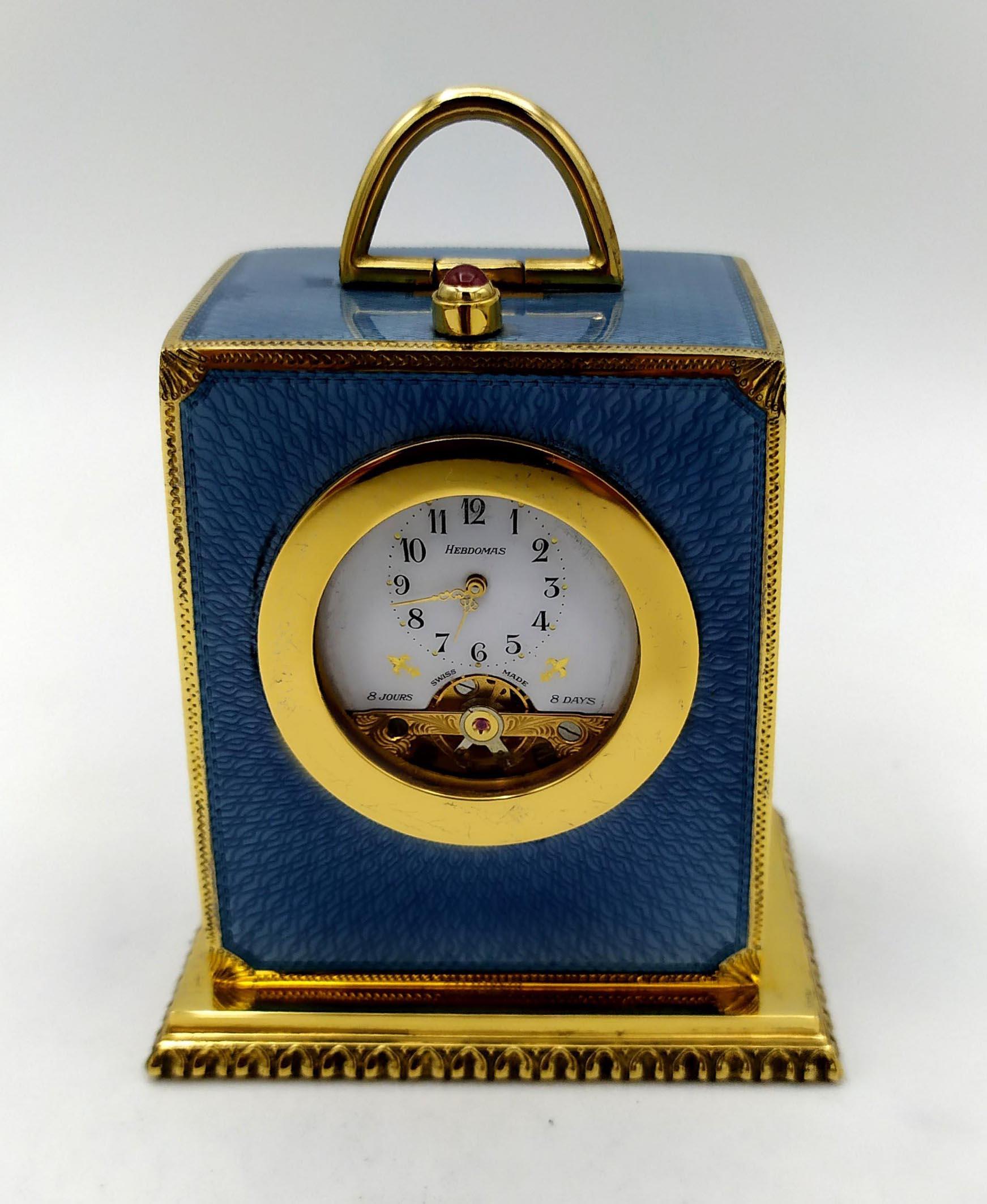 Small parallelepiped table clock in gilded 925/1000 silver with translucent enamel fired on guilloche on all sides, in Napoleon III French Empire style. Swiss mechanical movement “Hebdomas” with visible balance and 8-day winding. With round pink