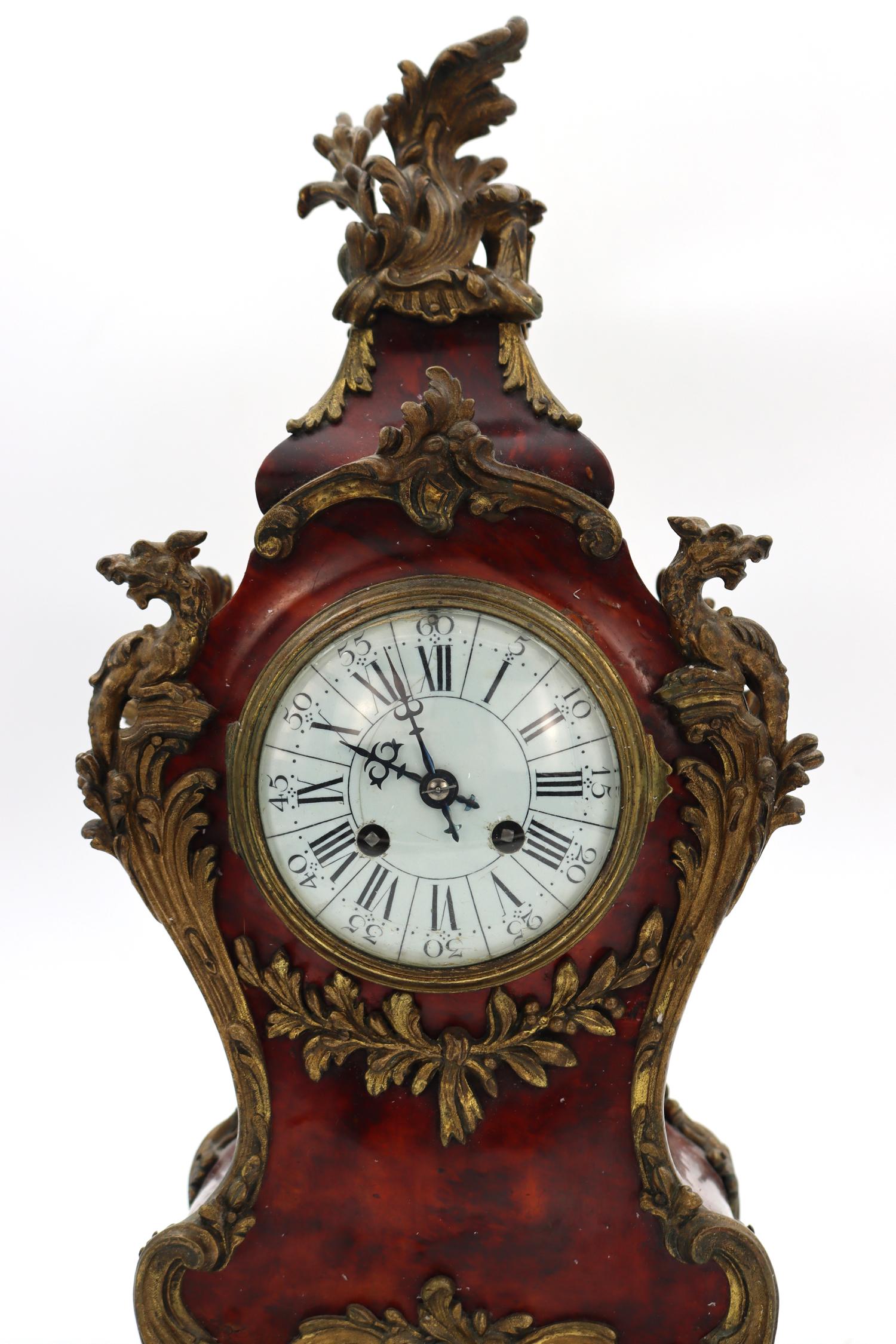 Uhr, Kartell im Stil Louis XV, 19. Jahrhundert, Periode Napoleon III.
Maße: H: 45 cm, B: 22 cm, T: 14 cm.