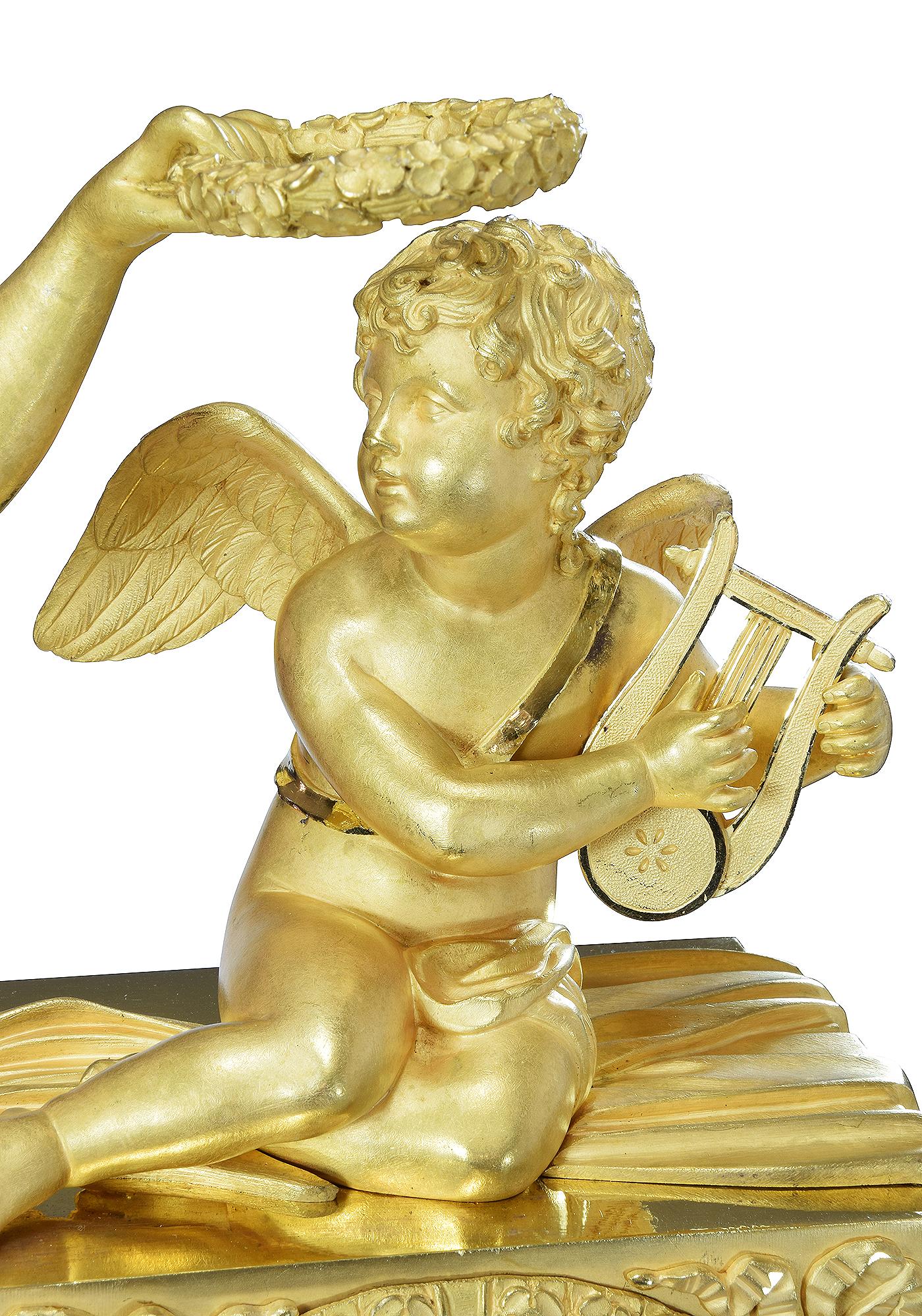 Large clock in a superb state of preservation, from the Restoration period around 1820. In mercury gilt bronze with matte and shiny gold, very good quality gilding. On the theme of the coronation of the cherub with the figure of a large antique