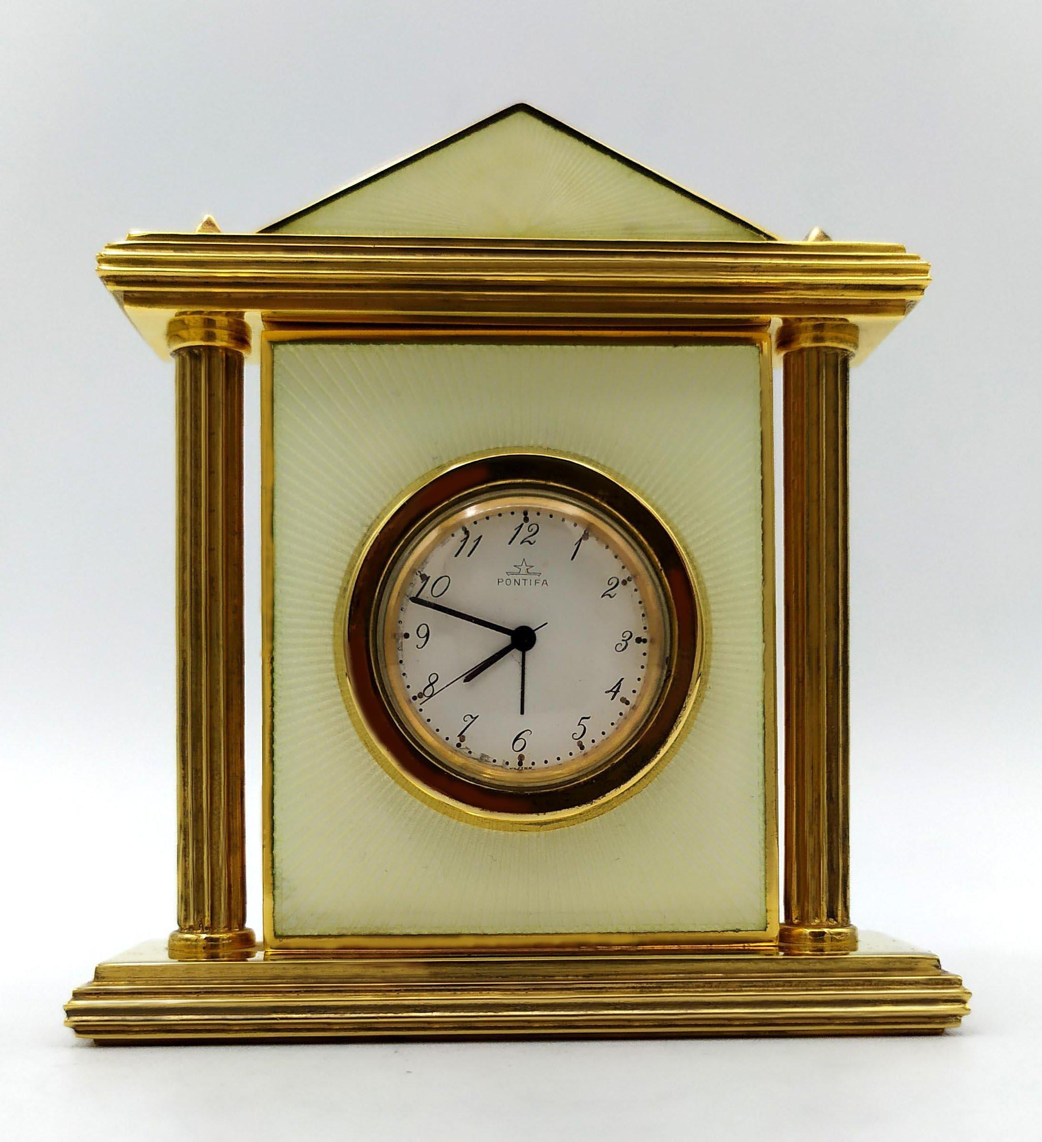 Fin du 20e siècle Horloge crème émaillée sur argent guilloché A Silver  en vente