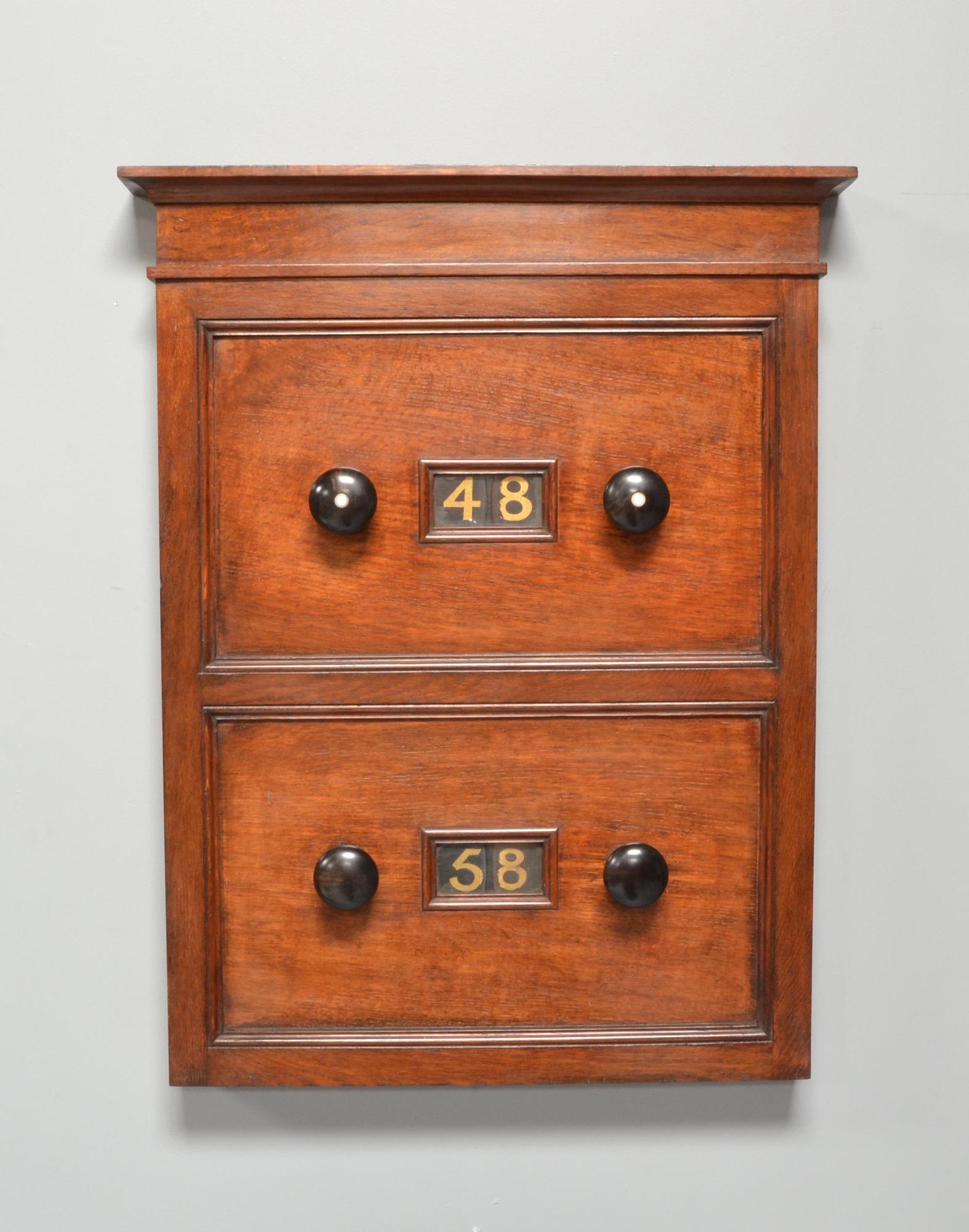 Clock Face Numerical Billiards Scorer Oak Cabinet with Rotating Dials In Good Condition For Sale In Radstock, GB