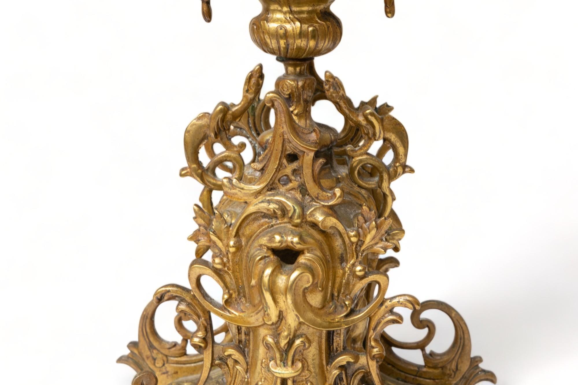 Uhren-Garnitur-Kaminsims, beeindruckend, 21 Zoll hoch, vergoldete Bronze (Rokoko) im Angebot