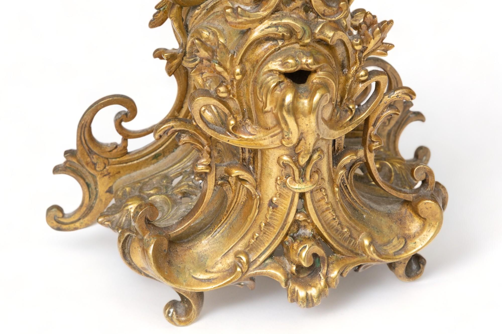 Uhren-Garnitur-Kaminsims, beeindruckend, 21 Zoll hoch, vergoldete Bronze (Vergoldet) im Angebot