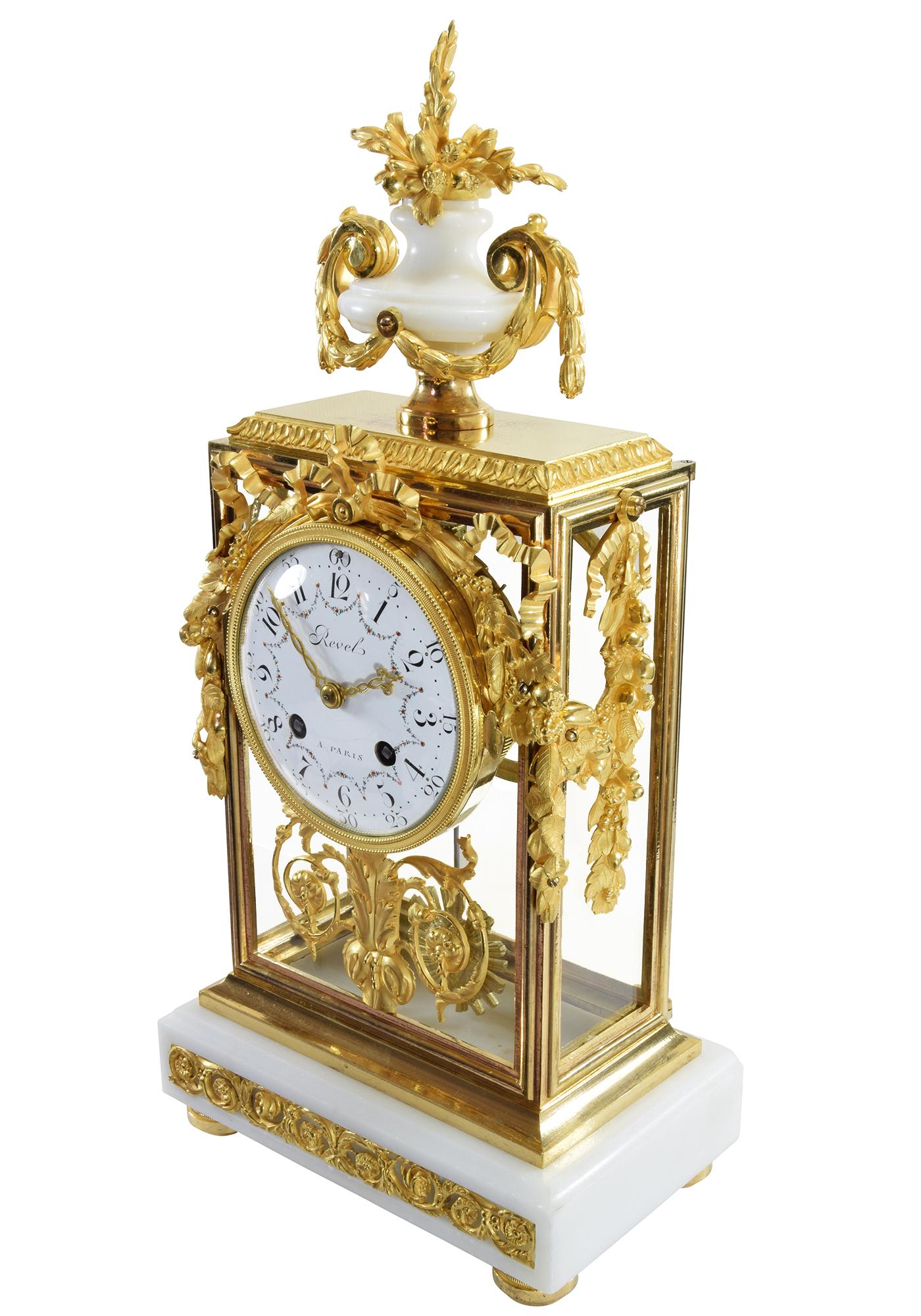 Luxurious Napoleon III period cage clock in Louis XVI style. Four glazed sides, ornamentation of very greasy and finely chiseled quality in gilded bronze with matte and shiny gold decorated with ribbons, drop in bunch of fruit and foliage