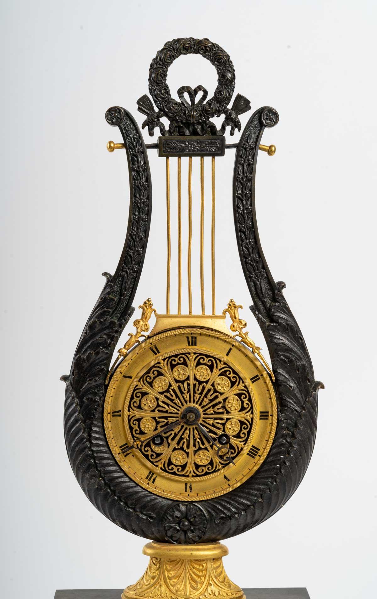 Uhr aus vergoldeter und patinierter Bronze aus der Zeit Karls X., 19. Jahrhundert.
Maße: H 43 cm, B 19 cm, T 10 cm.