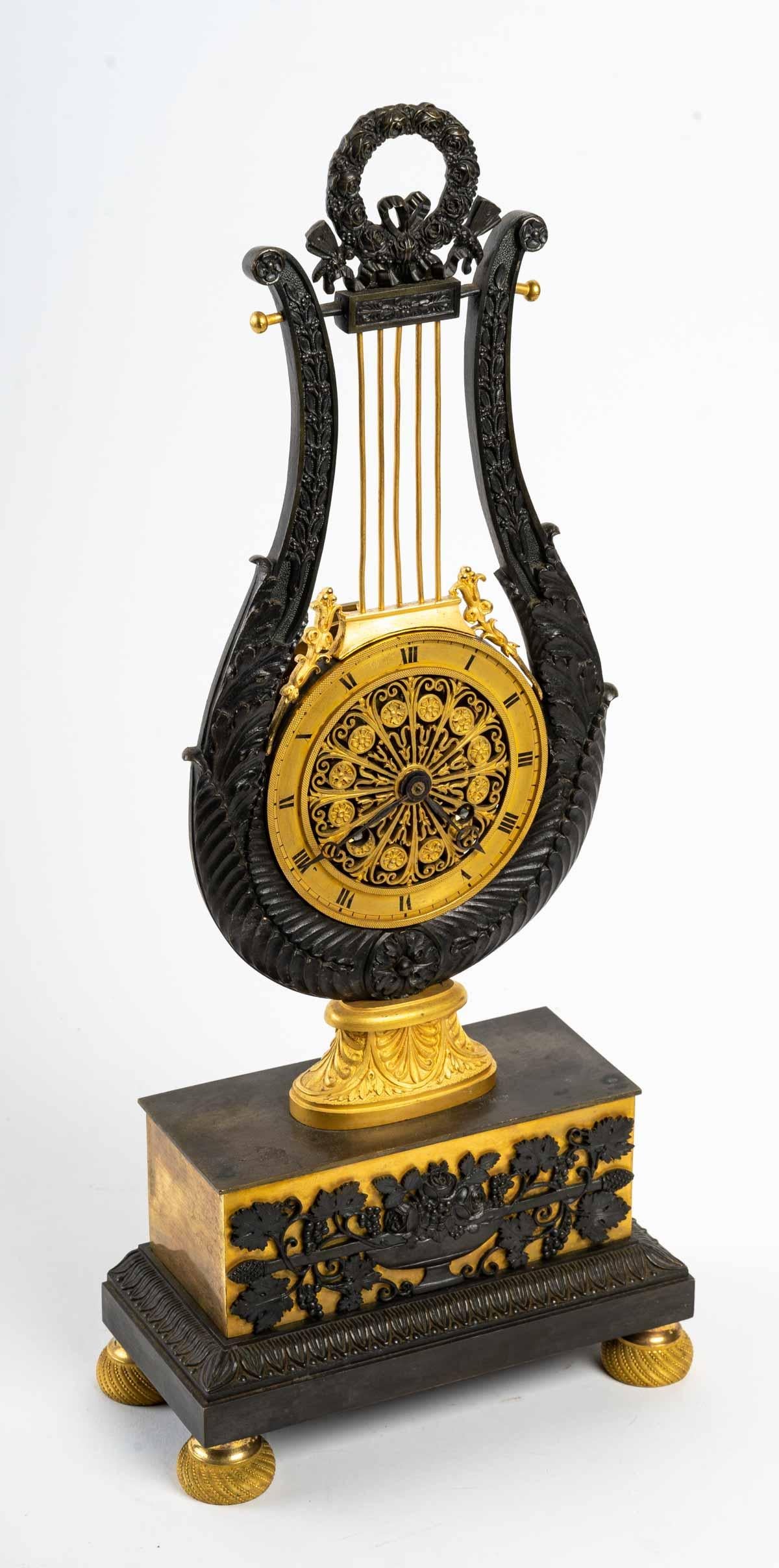 Horloge en bronze doré et patiné Bon état - En vente à Saint-Ouen, FR
